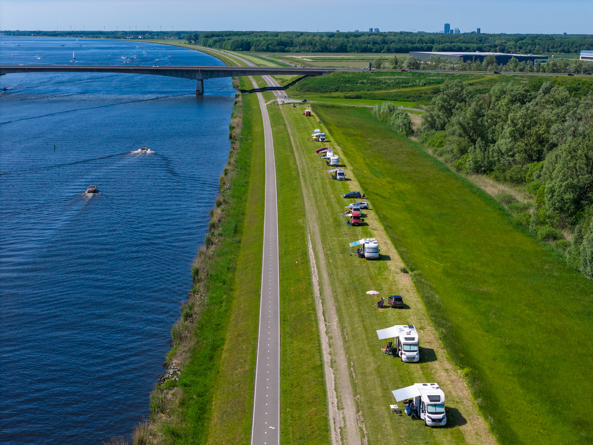 Bermtoerisme met campers op de Eemmeerdijk nabij Stichtse Brug te Huizen