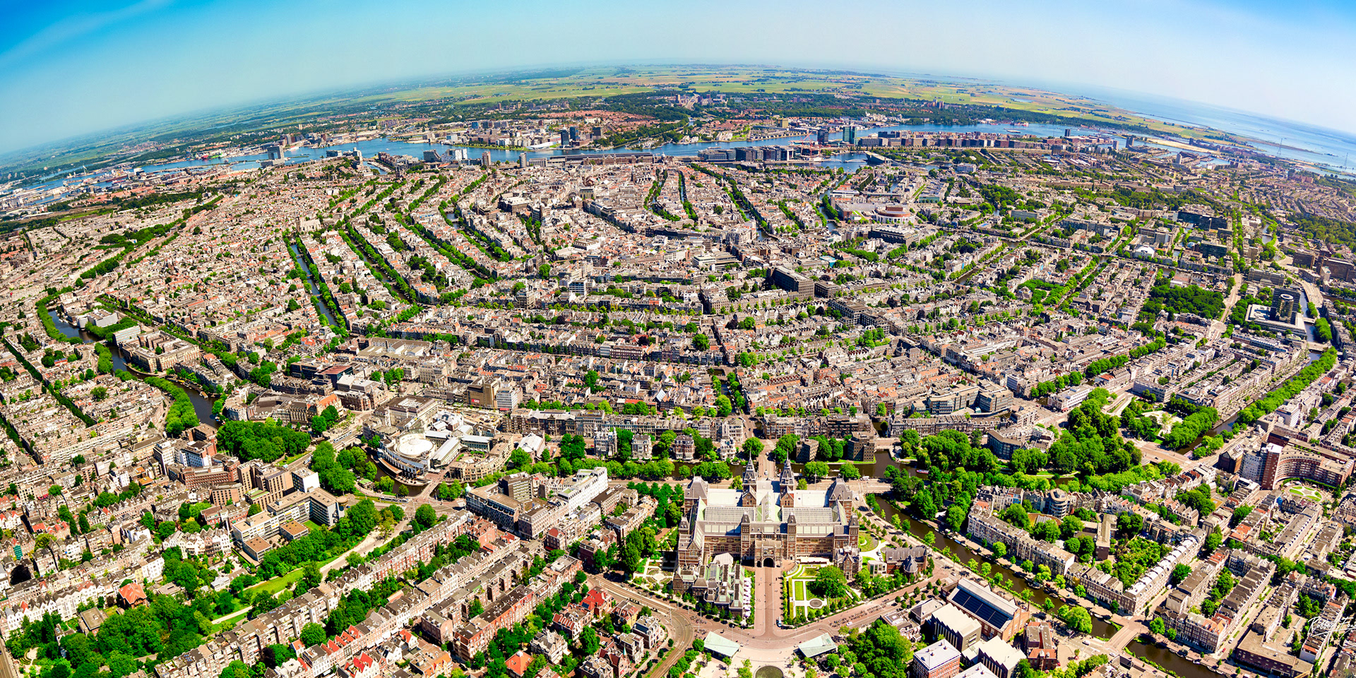 Robbert Frank tackled the challenge of depicting the character of a city in one shot in the form of Panorama aerial shots from the helicopter. With two cameras, the images are later combined into one end result. In this form of photography the shape of the city is emphasized.