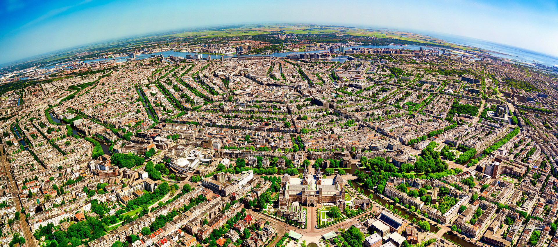 Robbert Frank tackled the challenge of depicting the character of a city in one shot in the form of Panorama aerial shots from the helicopter. With two cameras, the images are later combined into one end result. In this form of photography the shape of the city is emphasized.
