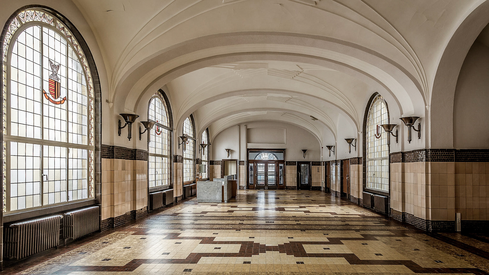 De inkomhal van het oude gerechtsgebouw van Hasselt.