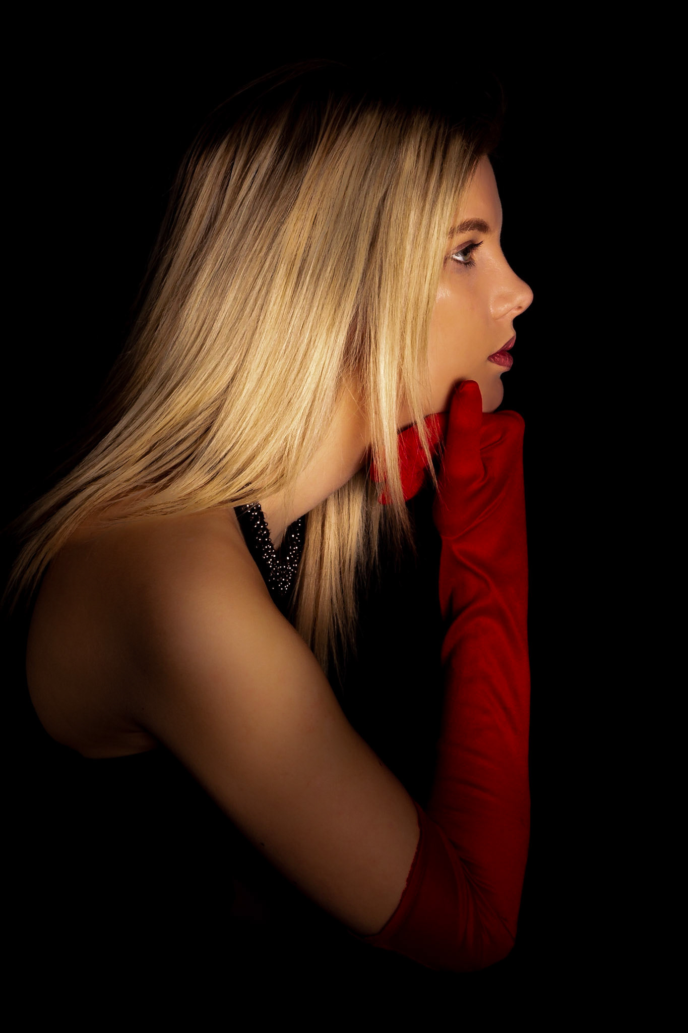 Model Nienke met rode handschoen.
