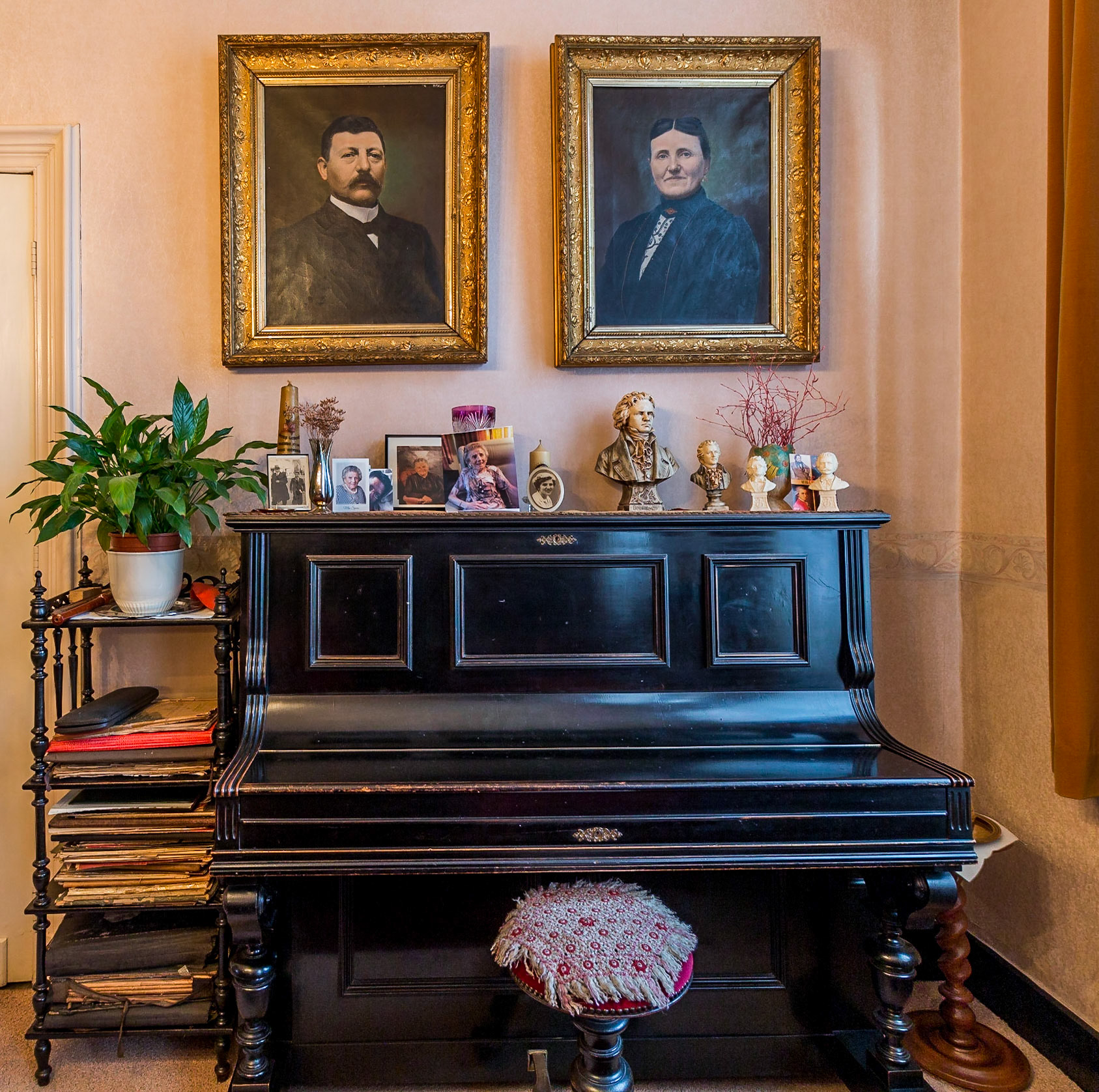 Huis Joosten in Hamont. Voorouders met piano