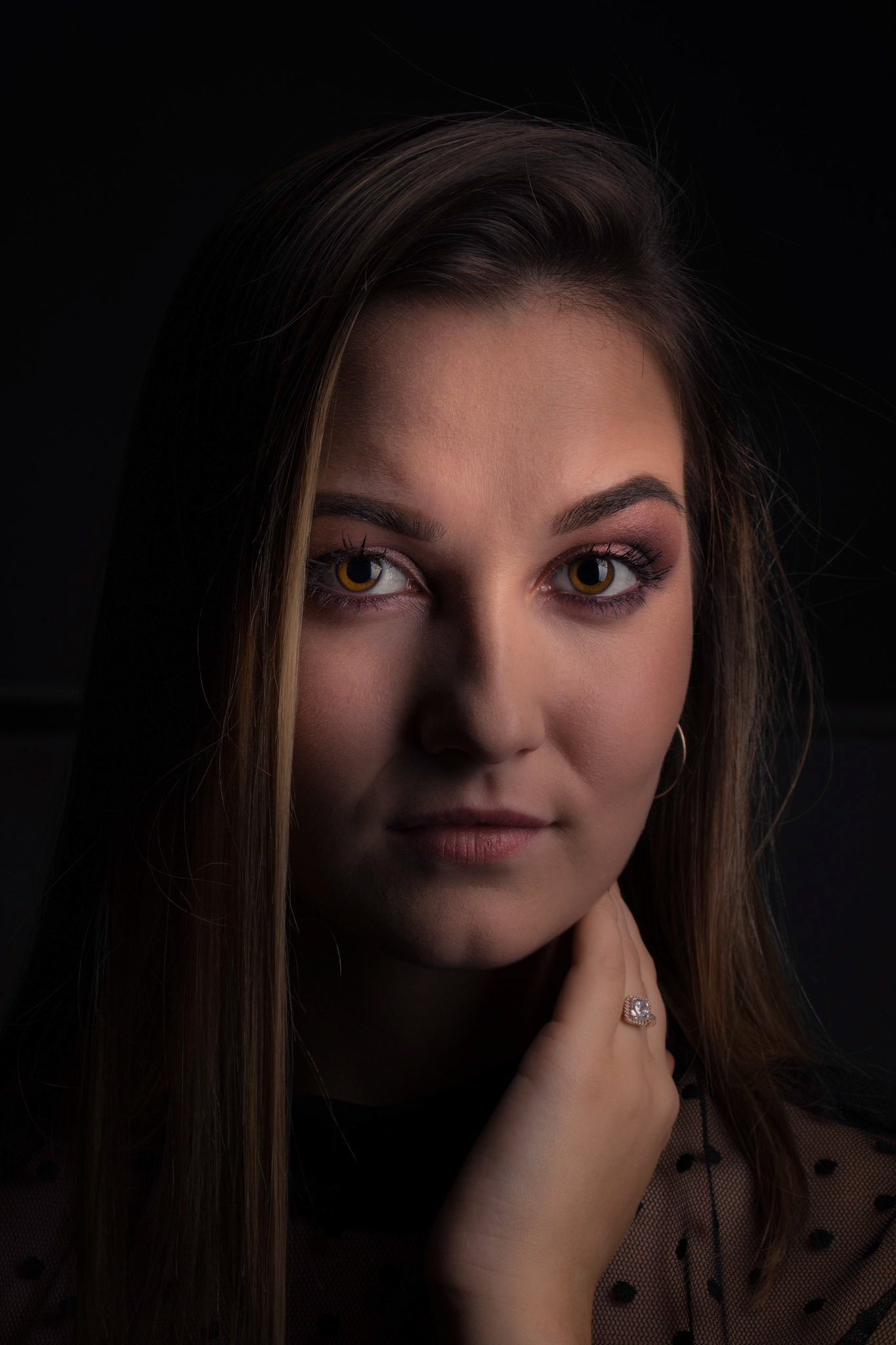 Model Lisa met schaarse belichting.