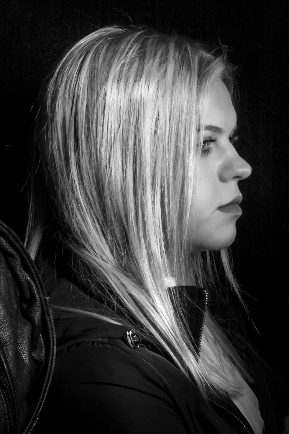 Model Jana met lederen vest.