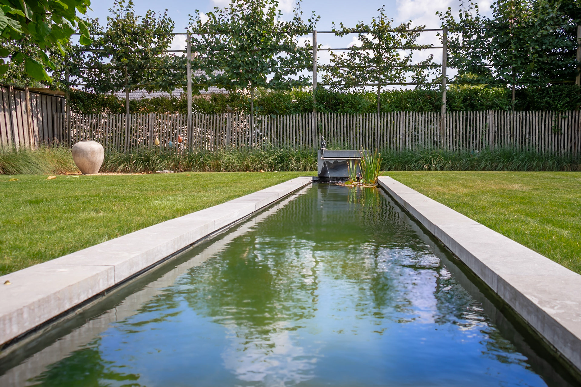 Bed and breakfast "Pure", vijvertje in de tuin.