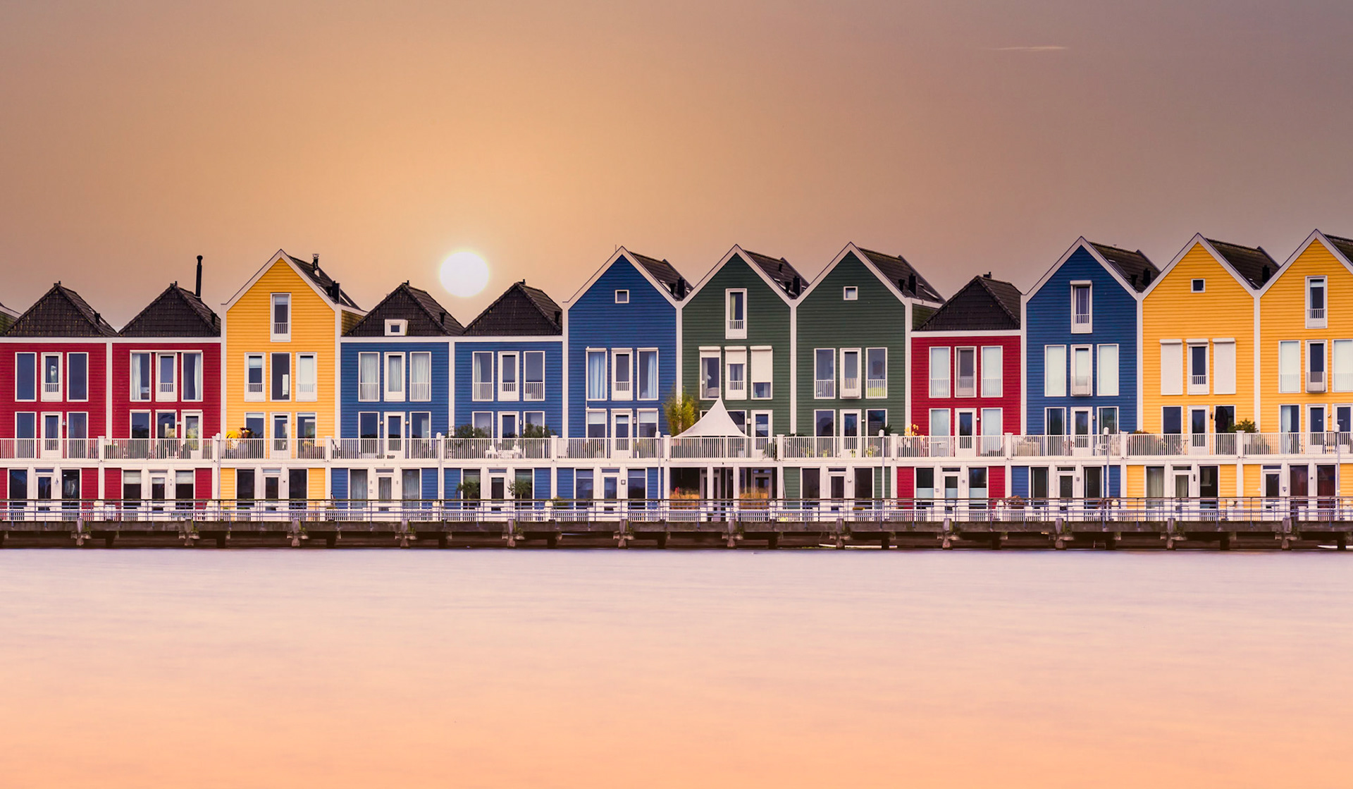 Huisjes van Houten aan de rietplas