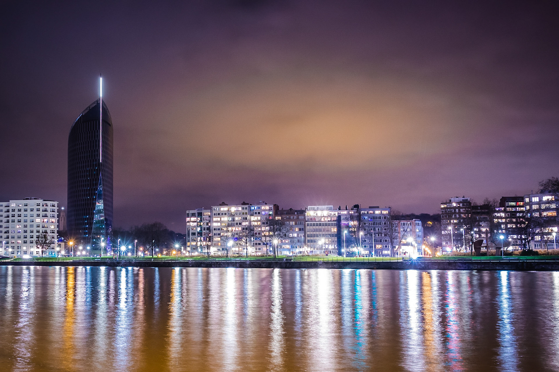 De Luikse Financiën toren en de kaaien met avondlichtjes.