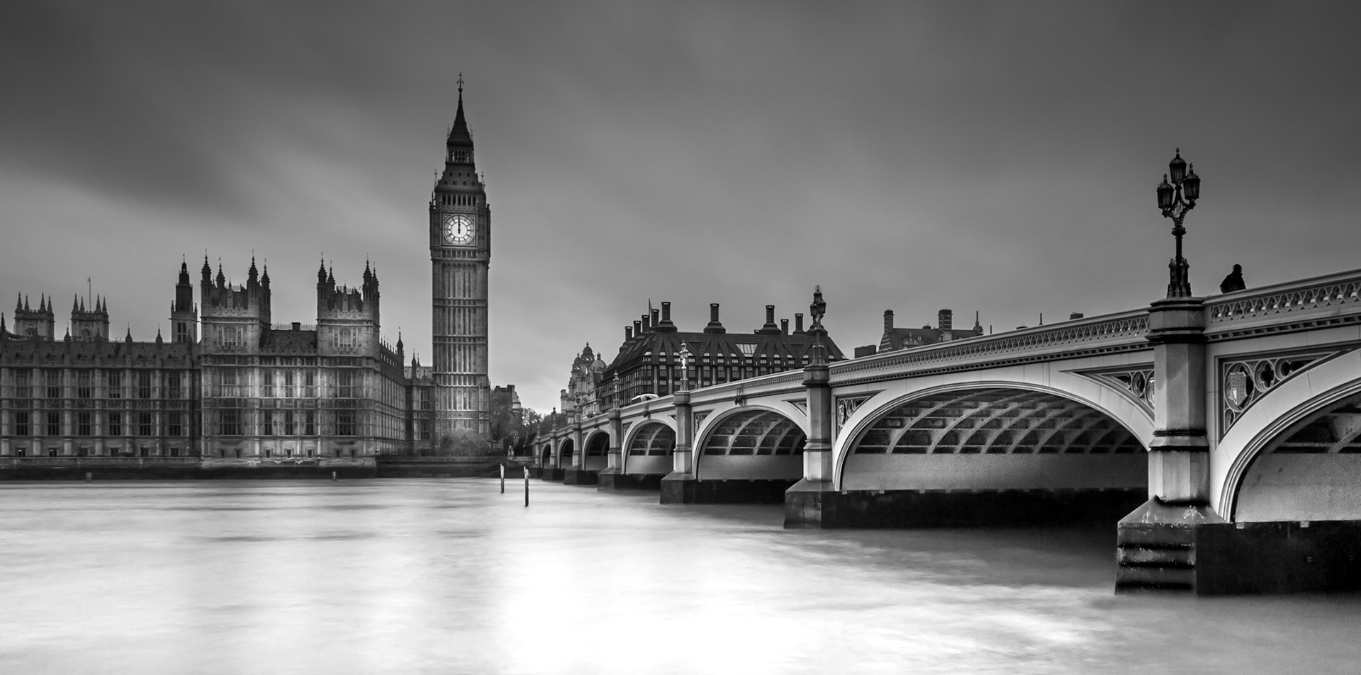 Westminster bridge and Big Ben next to Parliament.