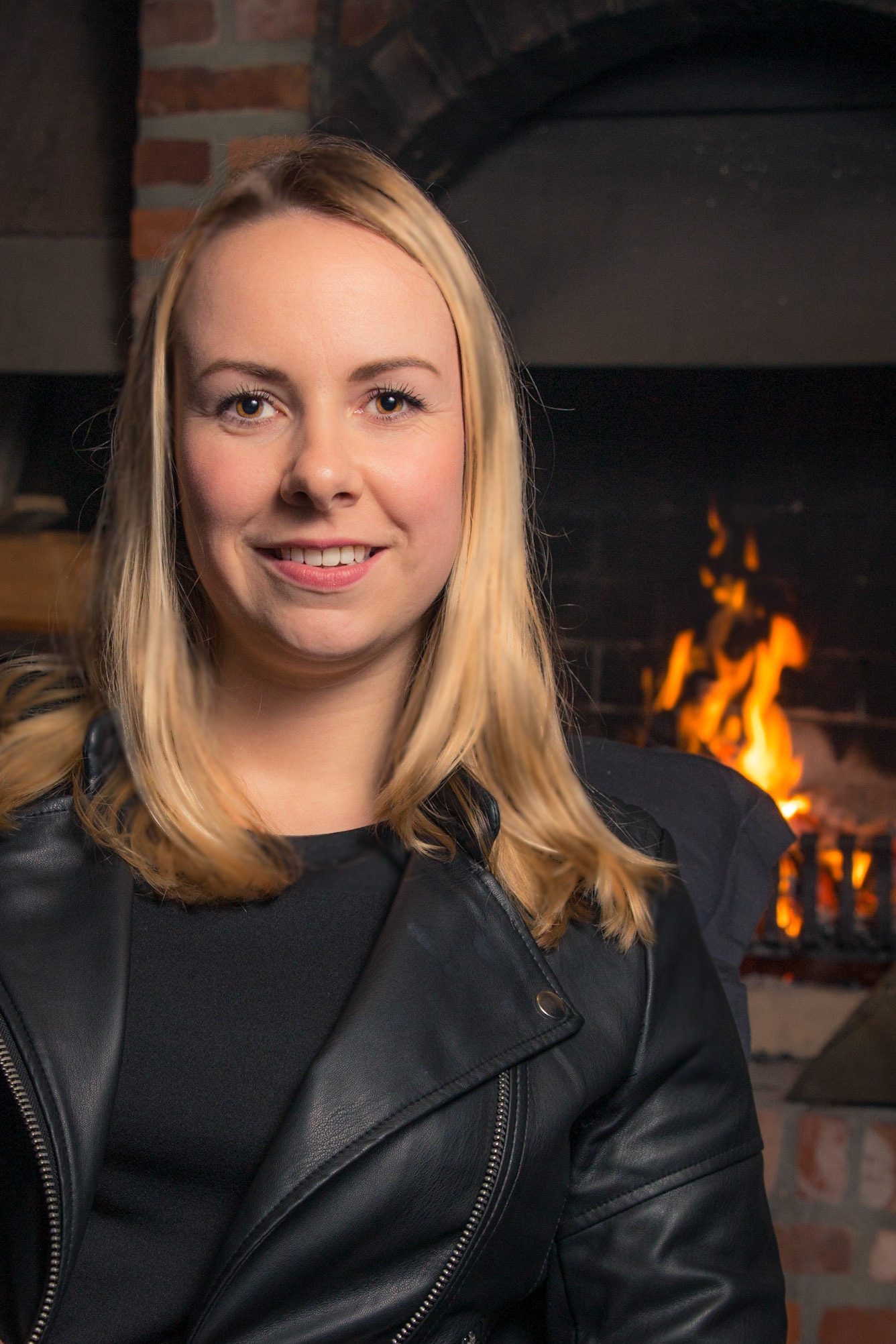 Model Kelly met flits met lederen vest.