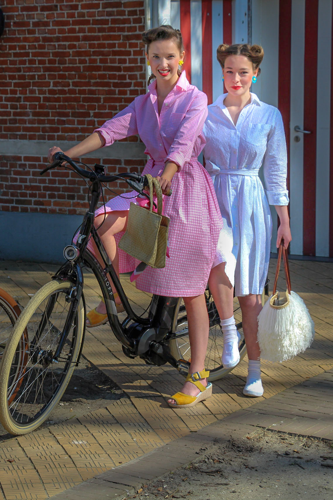 De meisjes in retro stijl
