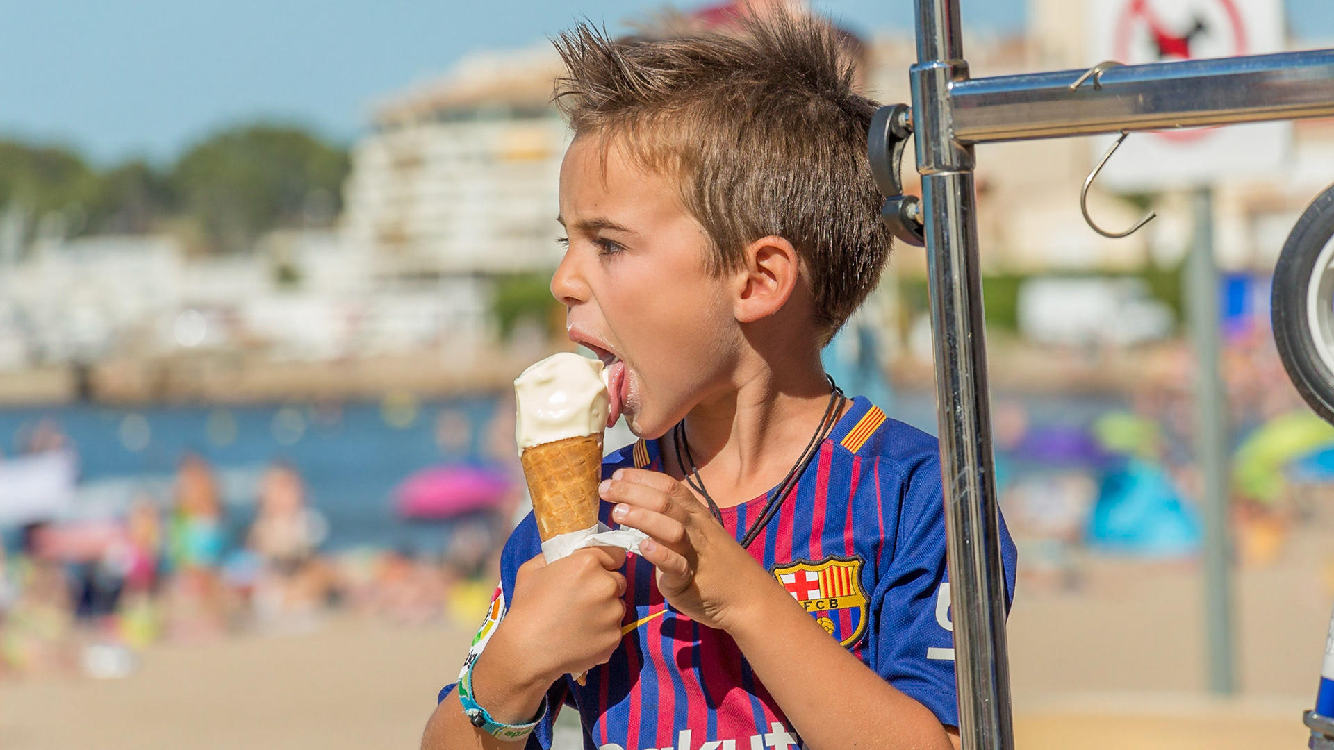 Fan van Barcelona geniet van een lekker ijsje.