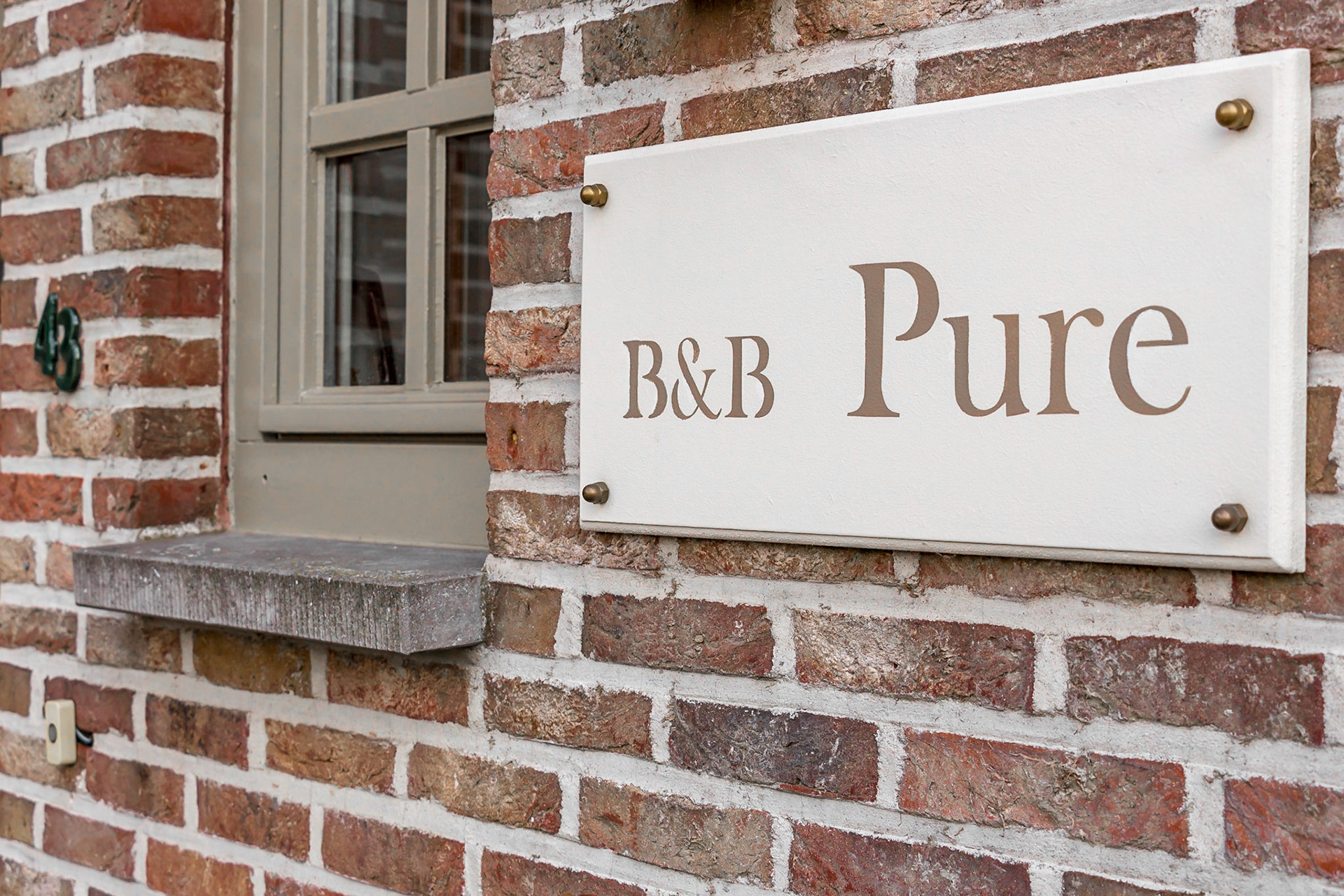 Bed and breakfast "Pure", detail aan de voordeur.
