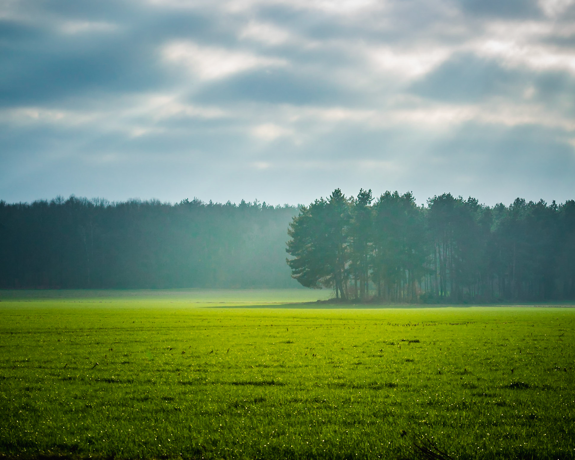 Zonnestralen door de openbrekende wolken.
