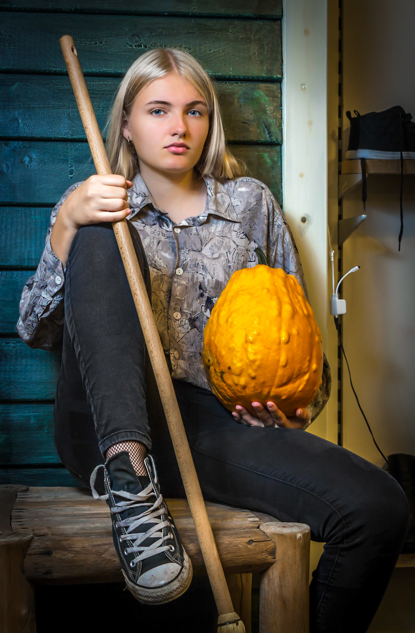 Model Jette in de winkel met accessoires.