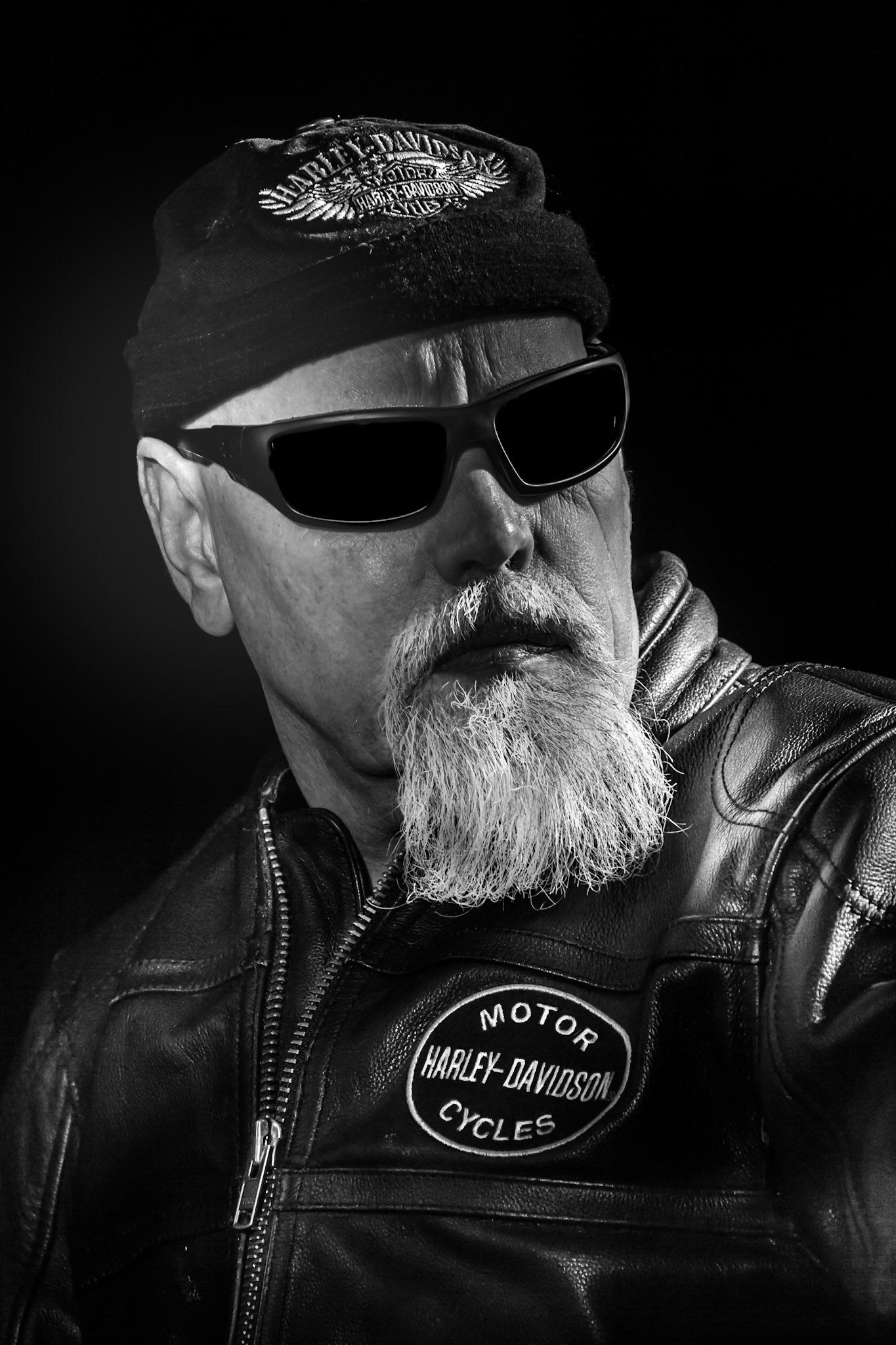 Model Joop met Harley Davidson uitrusting.