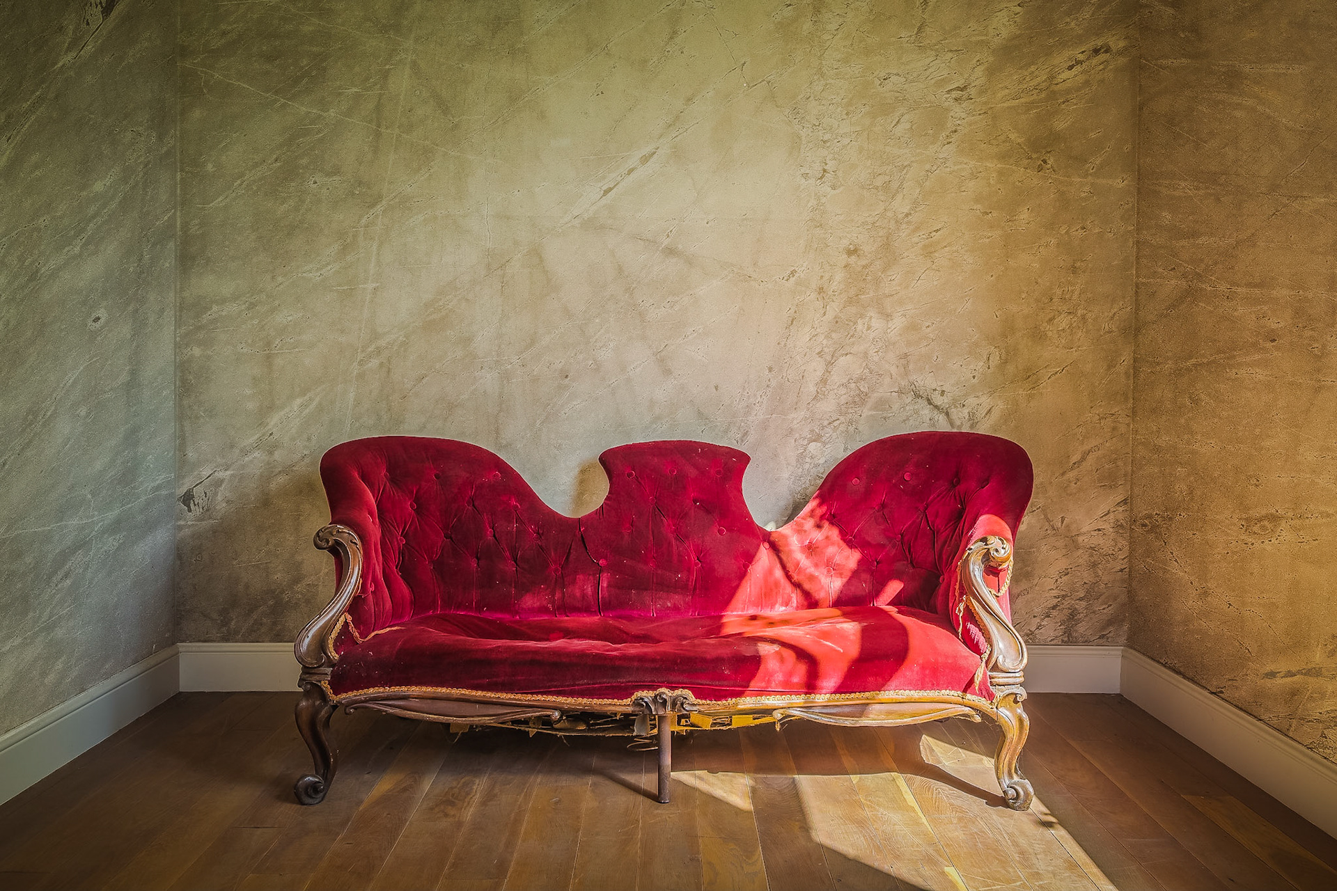 De rode sofa van Vill'Artistiek