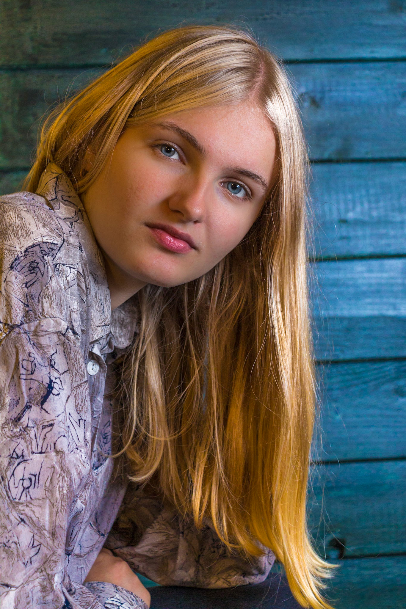 Model Jette tegen houten achtergrond.