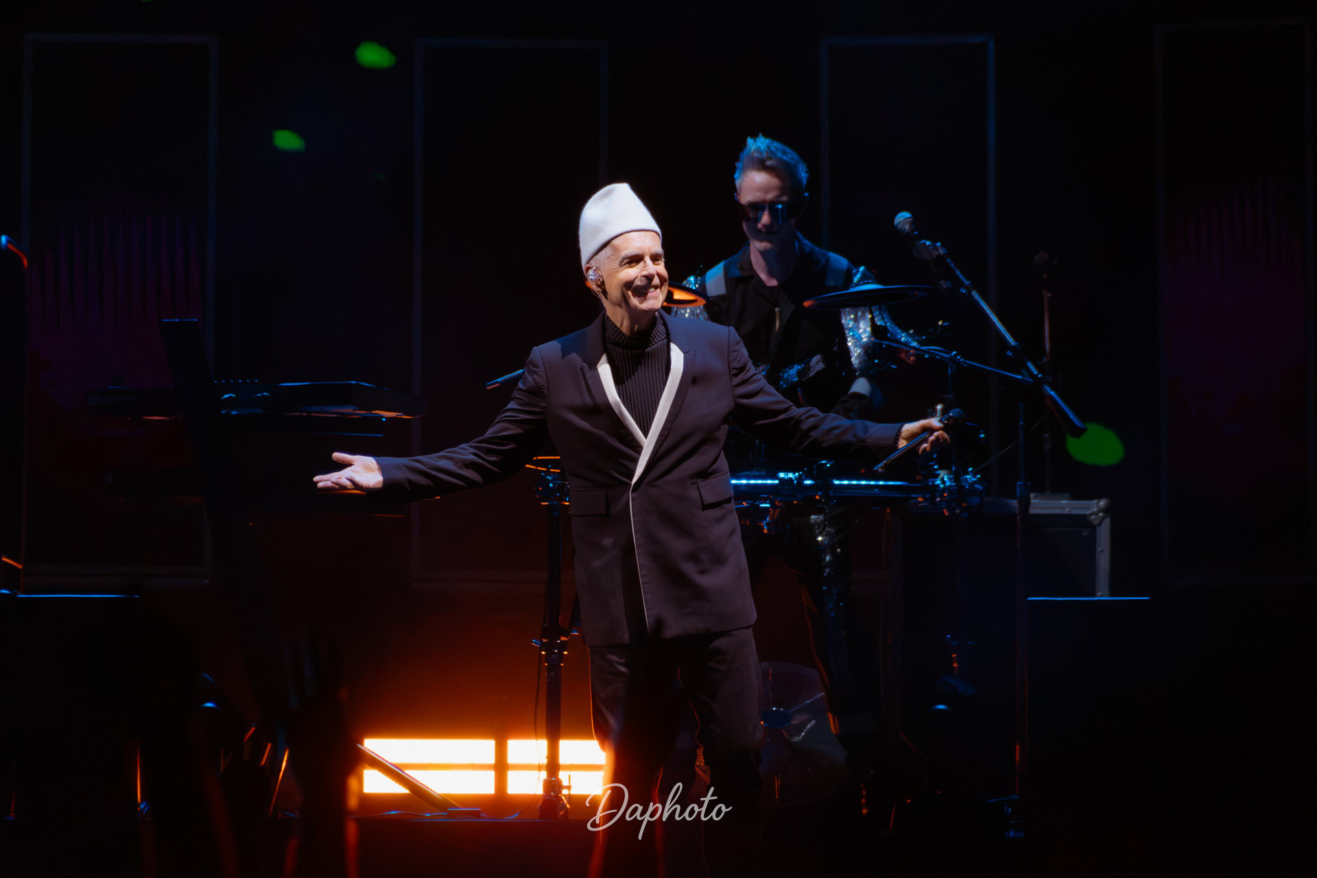 Neil Tennant de Pet Shop Boys durante su concierto en el Roig Arena de Valencia, fotografía de Daniela Arango