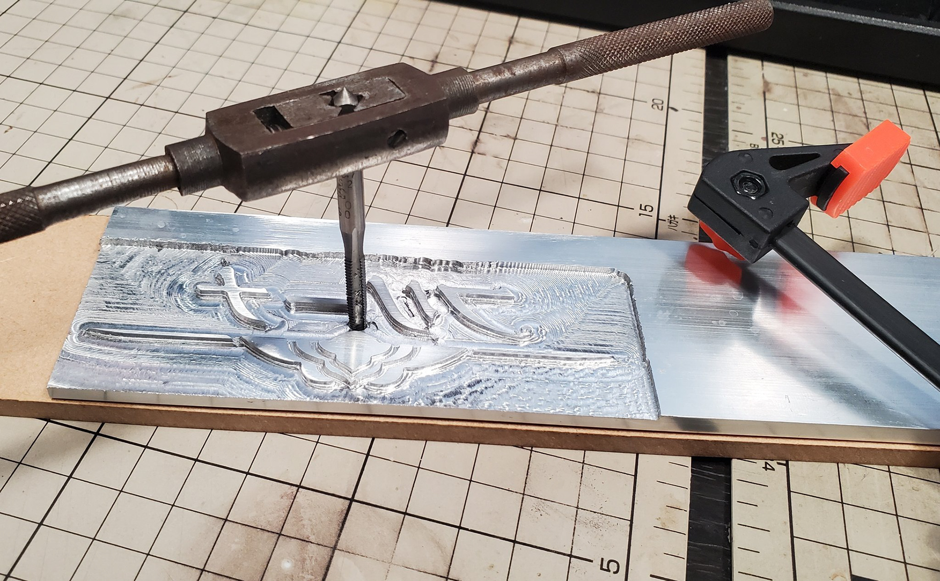 箔押しの版はステンや銅で作られることが多いと聞きますが、今回はアルミで