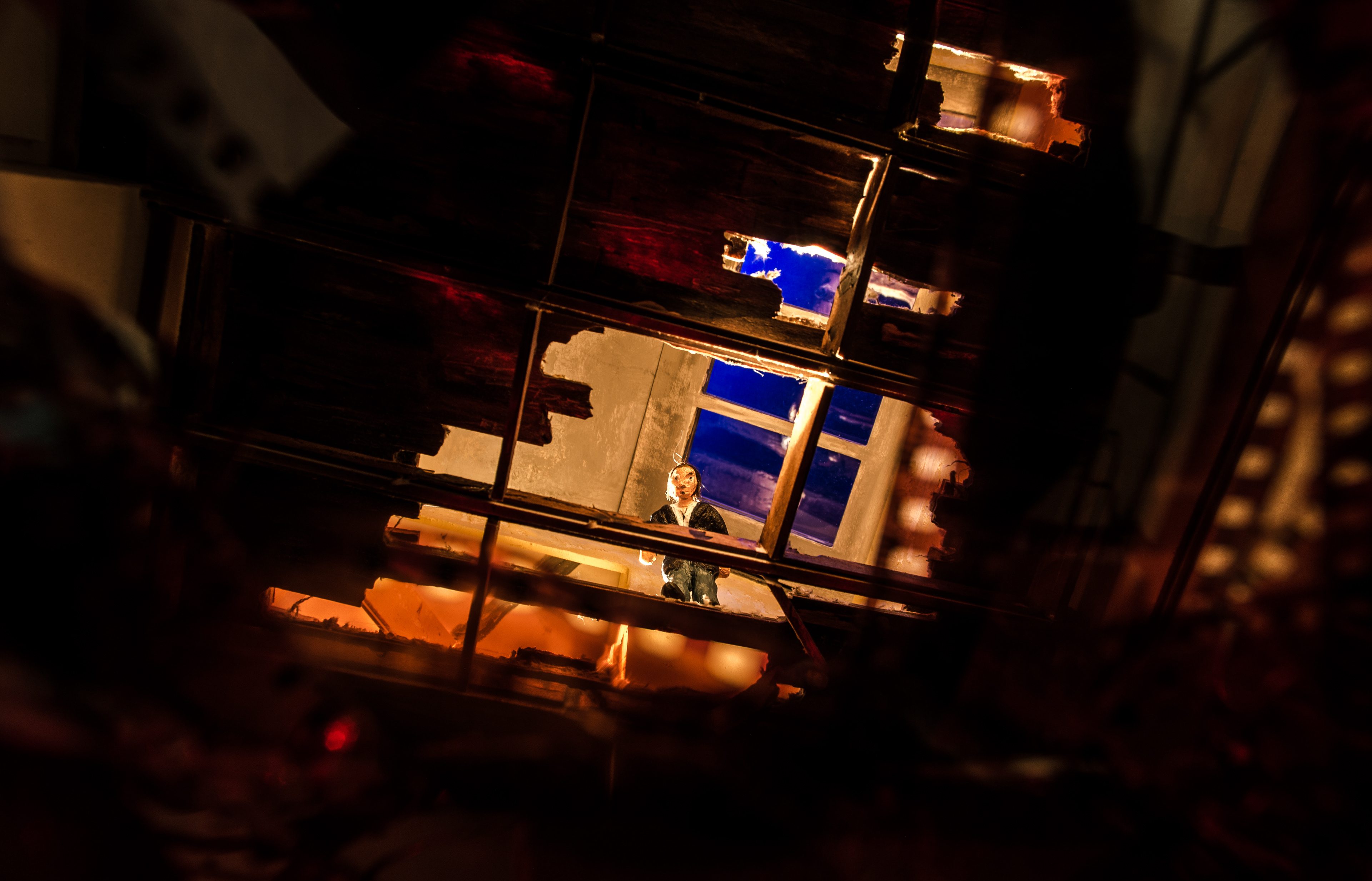 “Jed showed no reaction when Olga approached passport control after a last kiss, and only when he was back in his apartment on Boulevard de l 'Hôpital did he realize that, almost without realizing it, had entered a new phase of life. He could tell by the fact that everything that had made up his world a few days ago seemed completely hollow to him.”  "The Map and Territory" Novel - Michel Houellebecq Scenographic concept