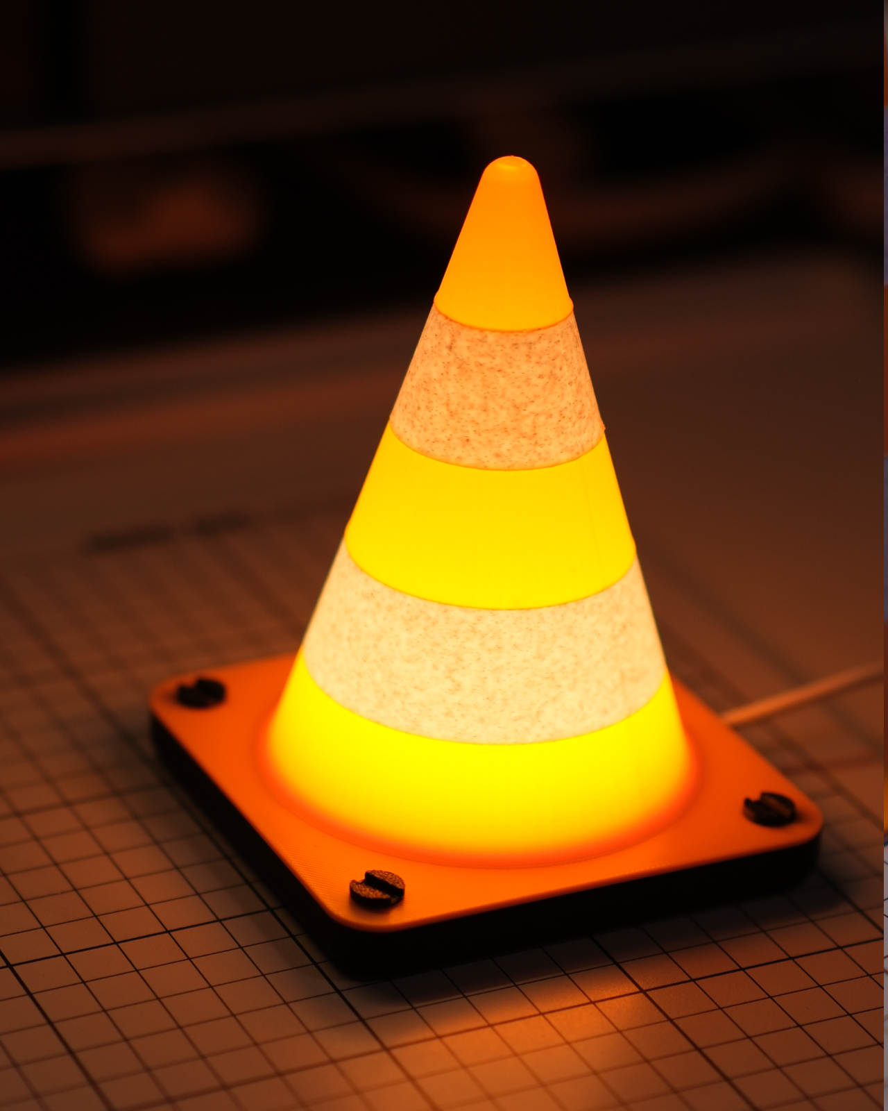 02 retro_traffic_cone_desk_light