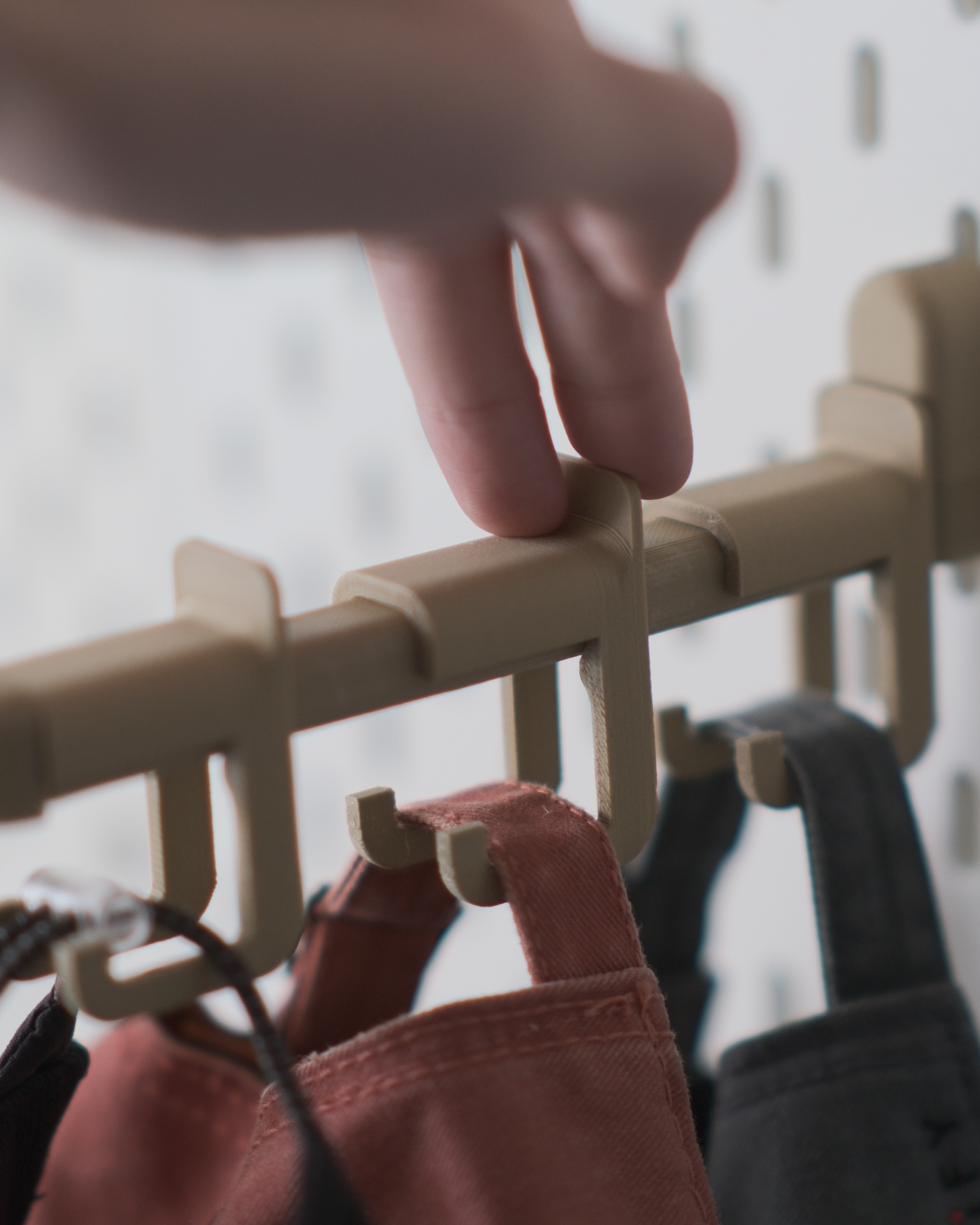 07 ikea_skadis_sliding_hanger_3d_printed_pegboard_hat_bag_organizer_2_sizes