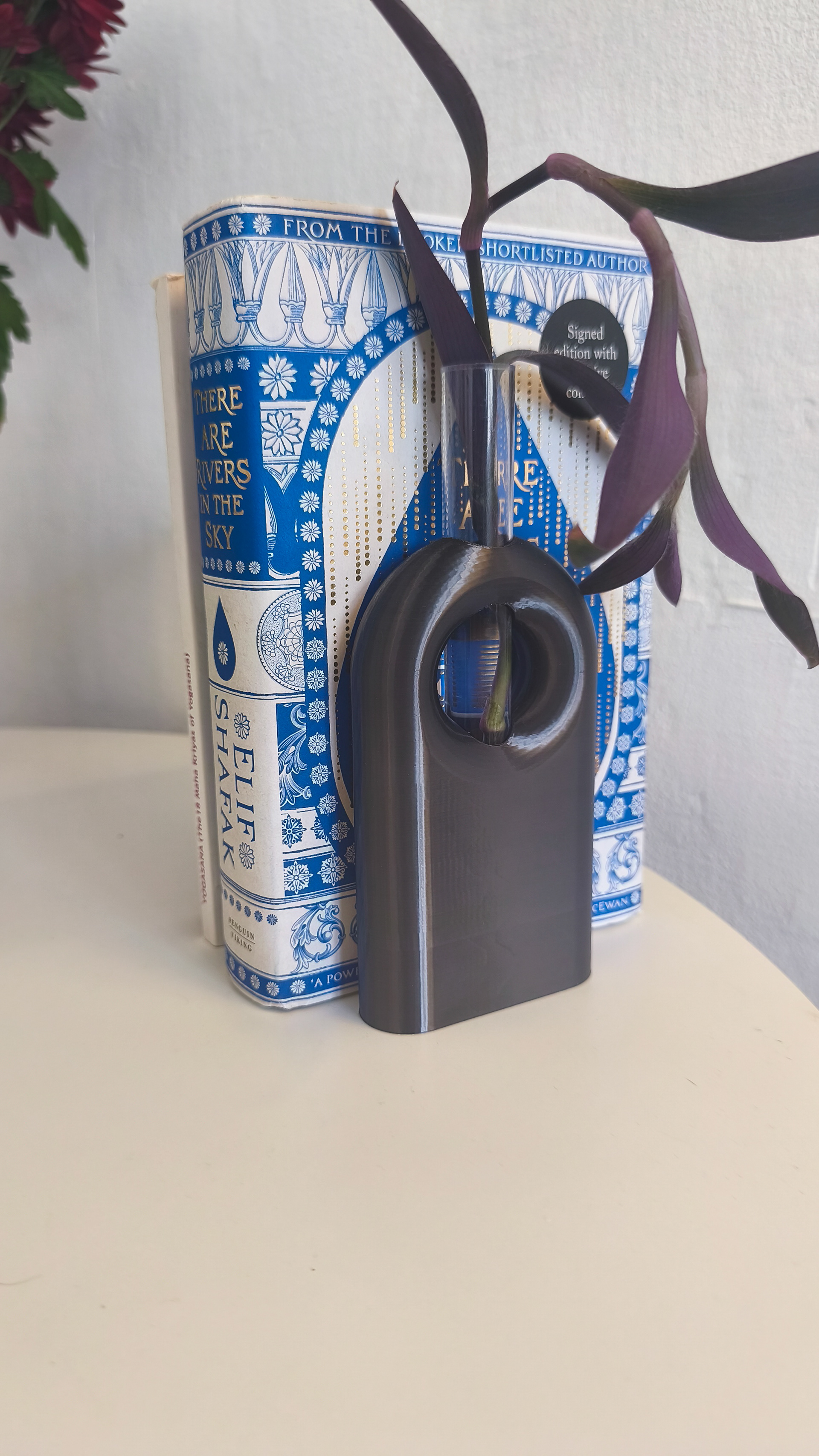 11 minimalist_plant_propagation_bookend_holder