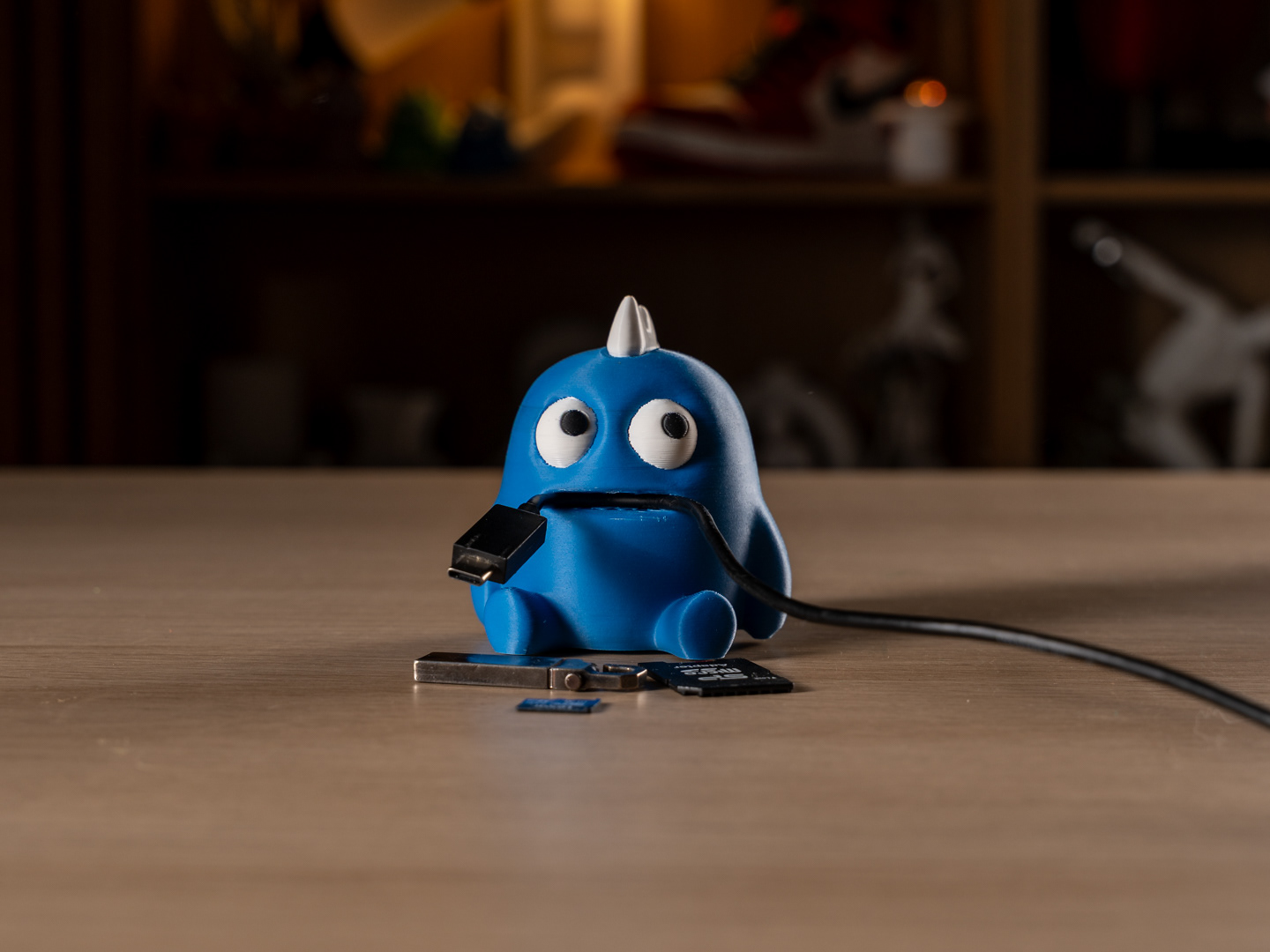 17 cable_monster_desk_helper_blue