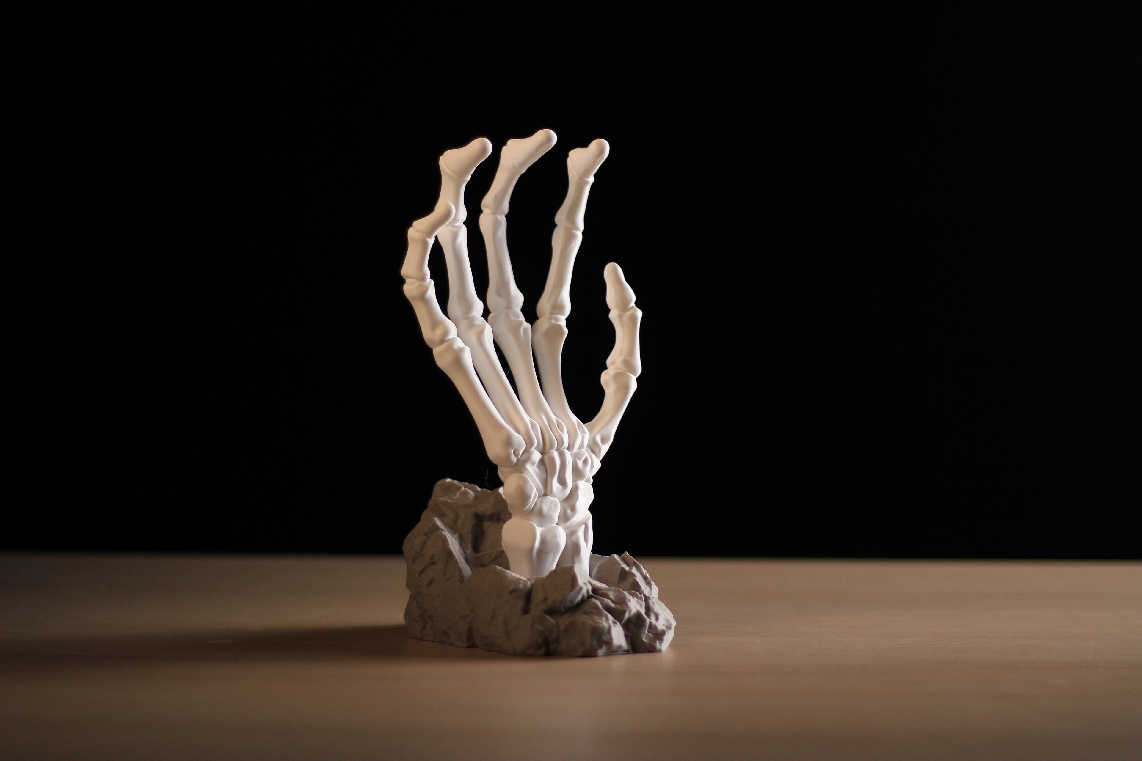 05 skeleton_hand_headphone_stand