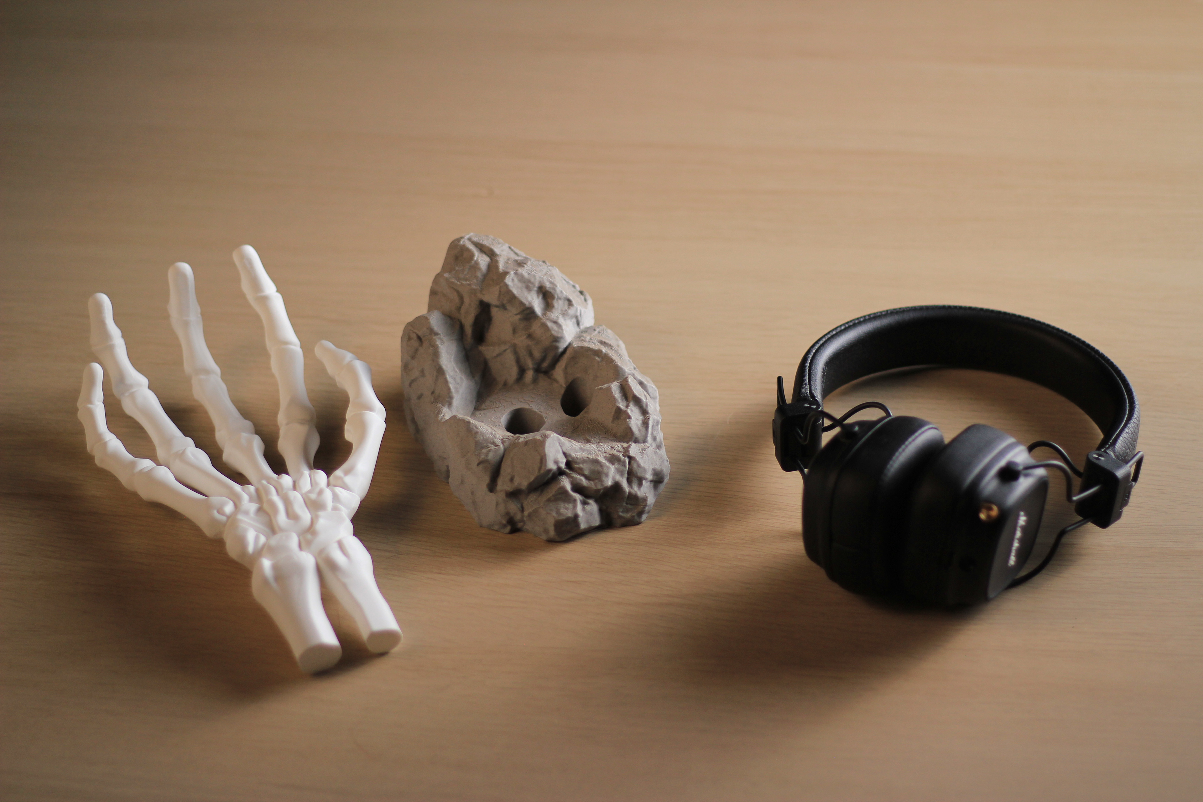 05 skeleton_hand_headphone_stand