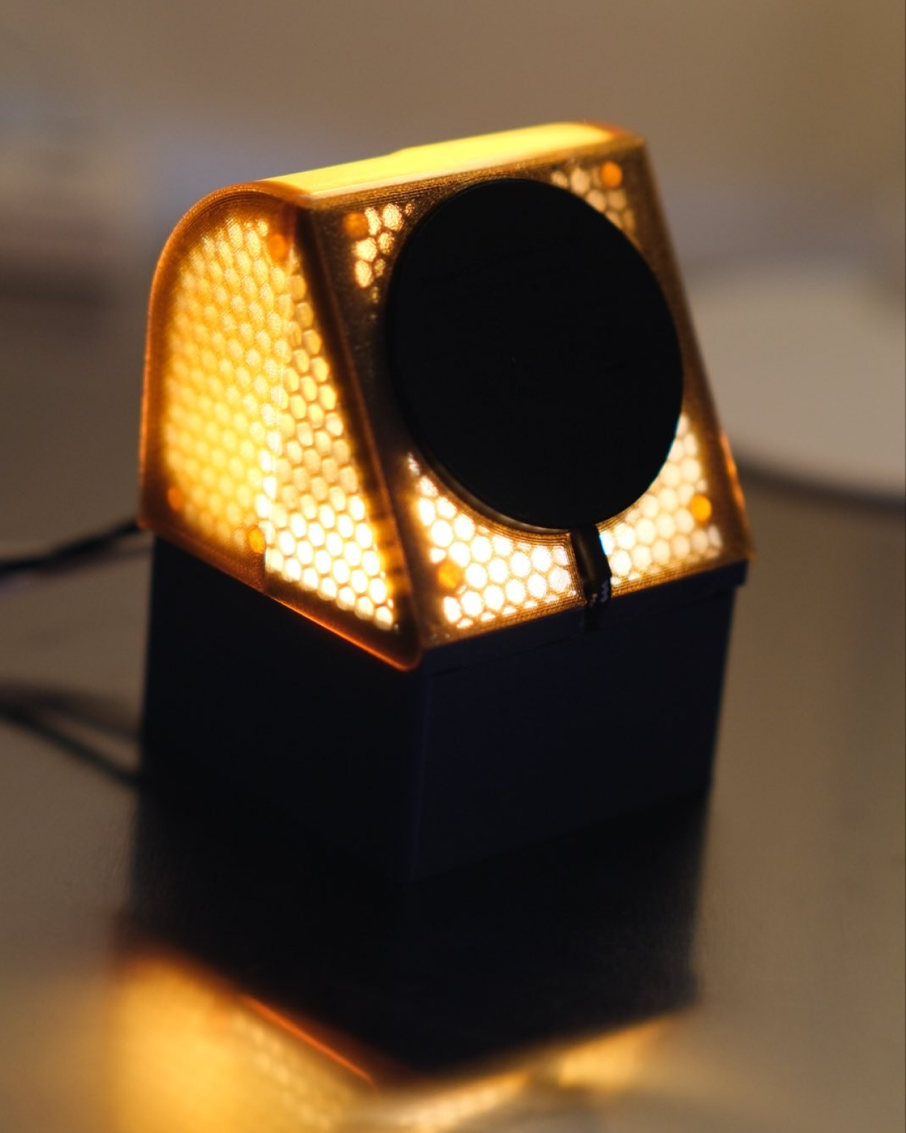 02 g3_glow_dock_translucent_imac_g3_inspired_charging_dock