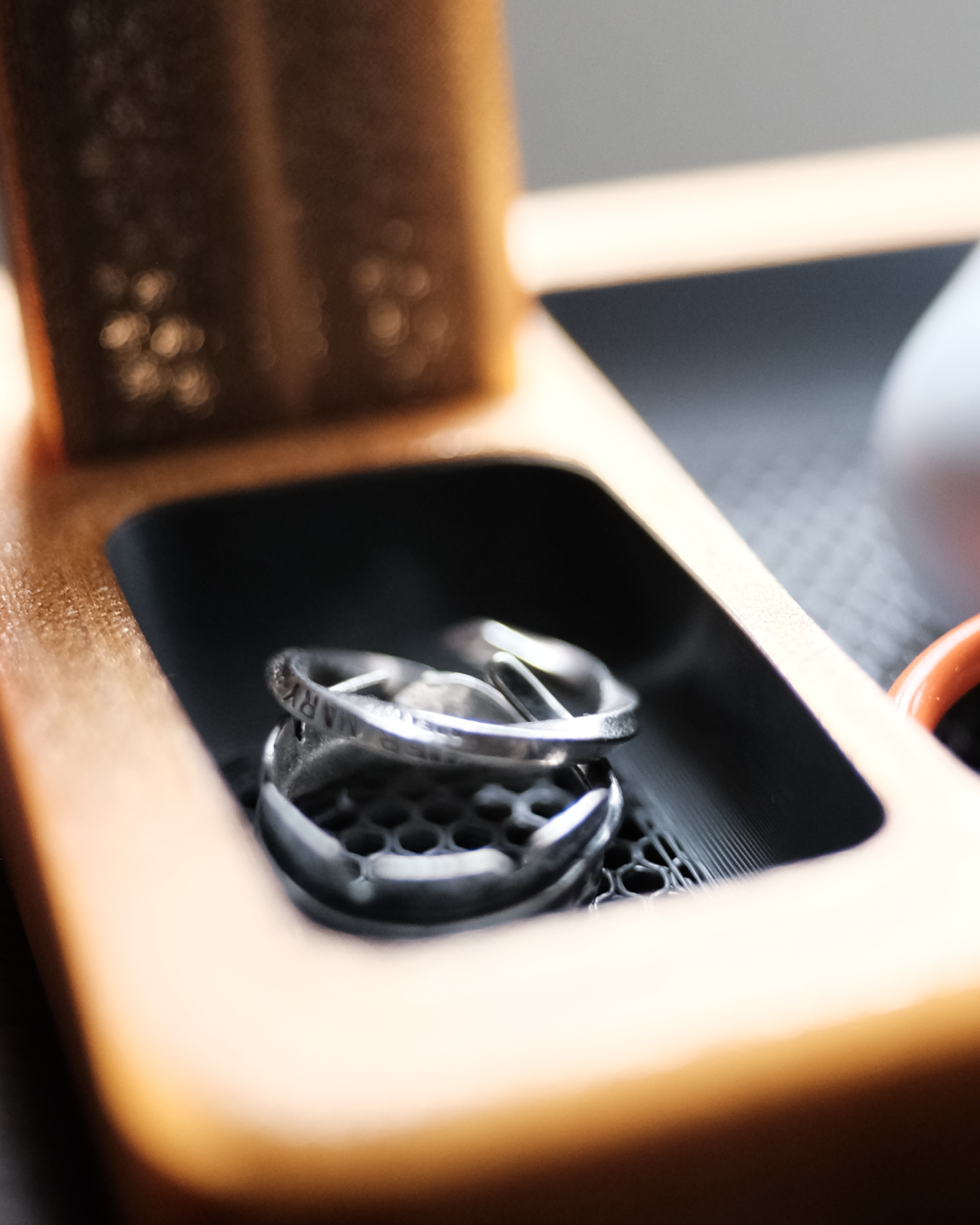 15 translucent_shell_apple_watch_charging_dock
