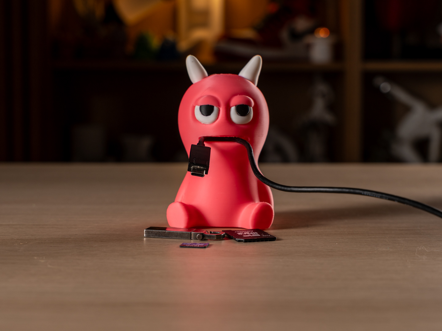 20 cable_monster_desk_helper_pink