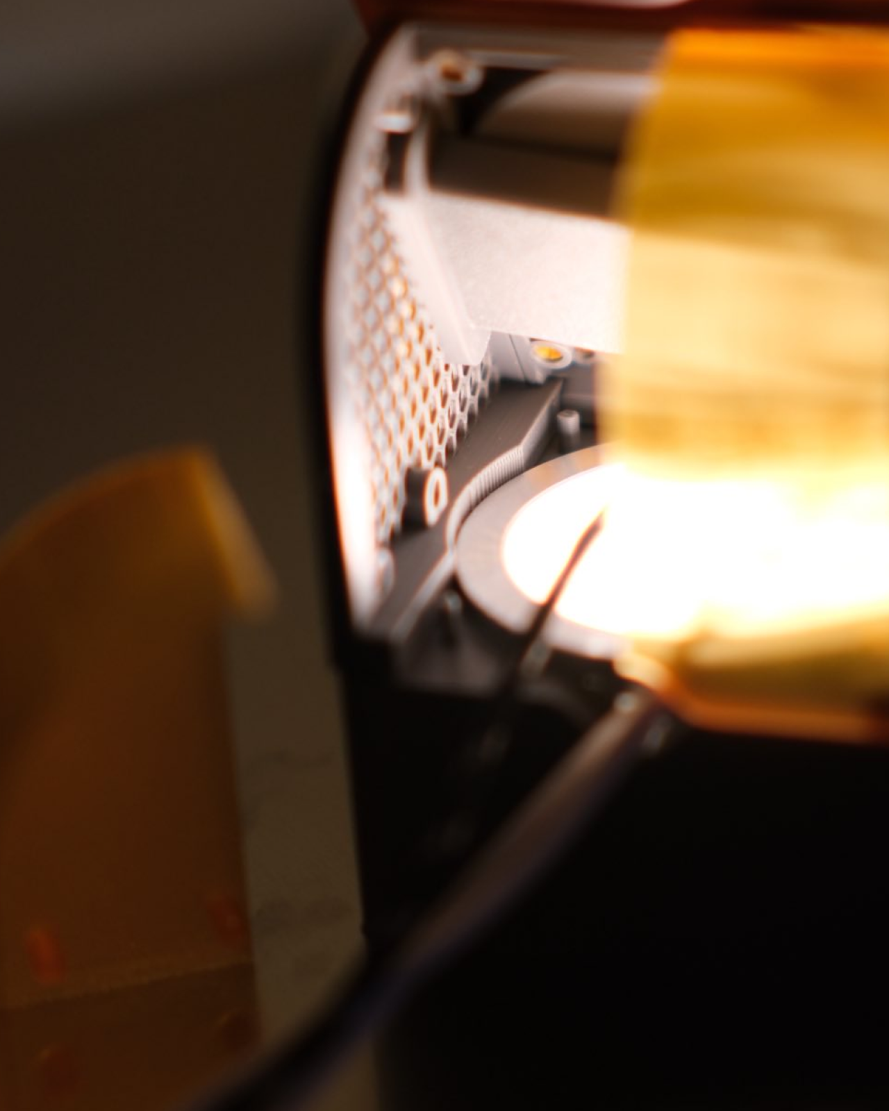 02 g3_glow_dock_translucent_imac_g3_inspired_charging_dock