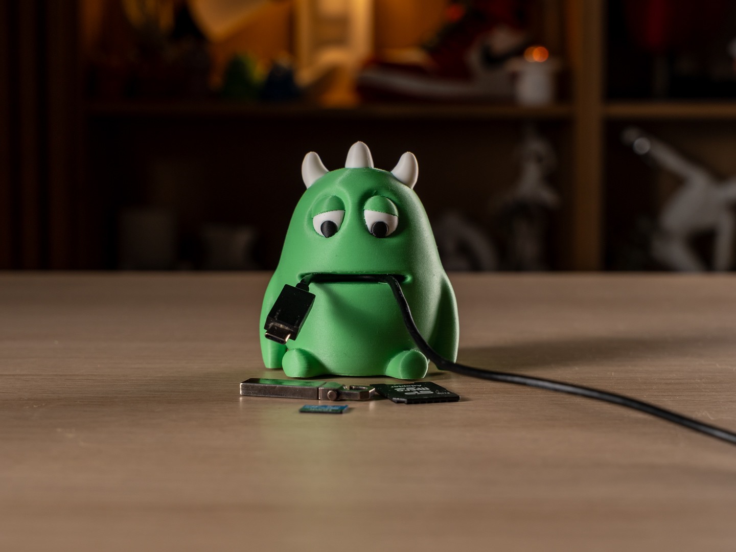 18 cable_monster_desk_helper_green