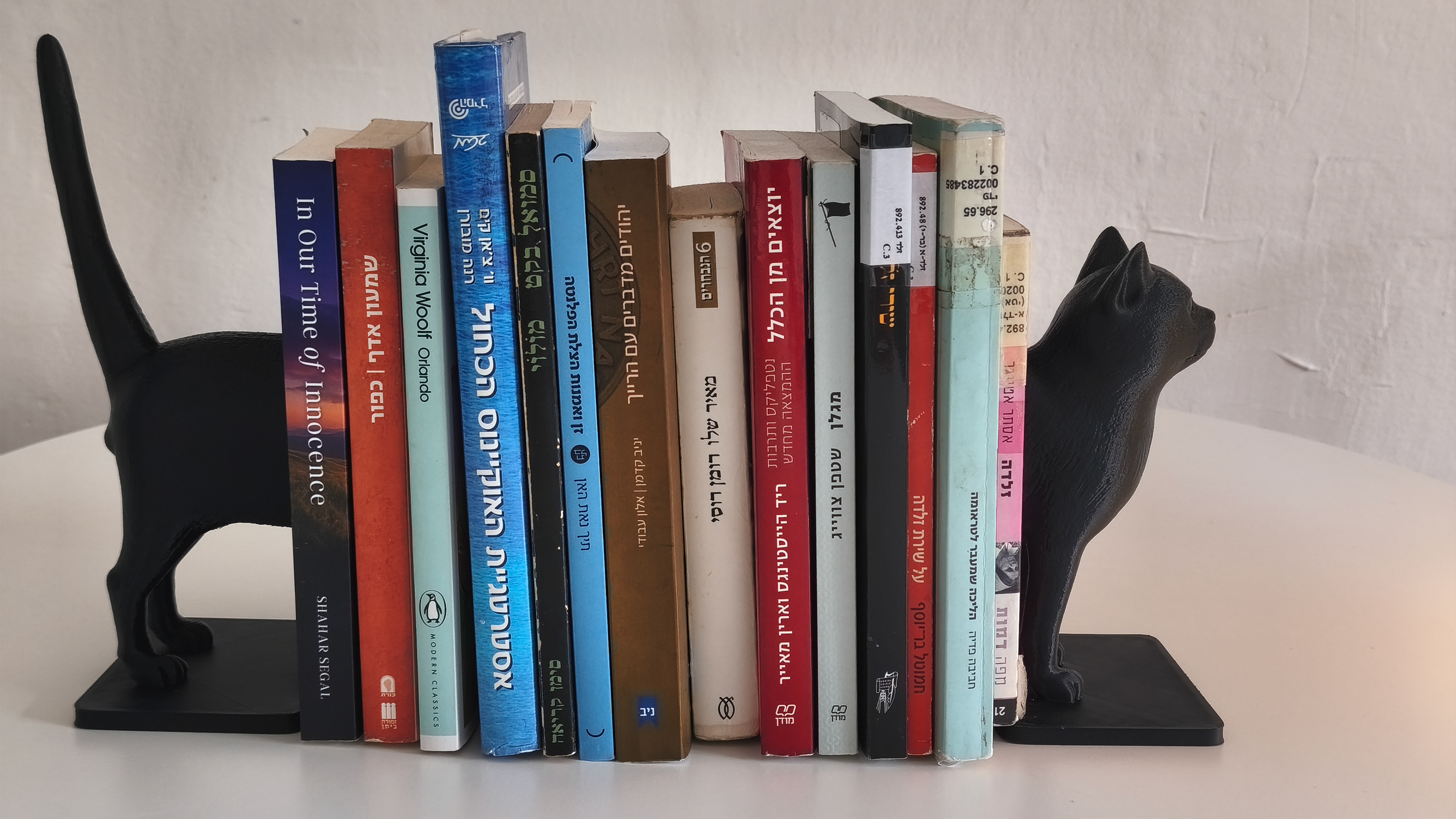 04 cat_book_holder