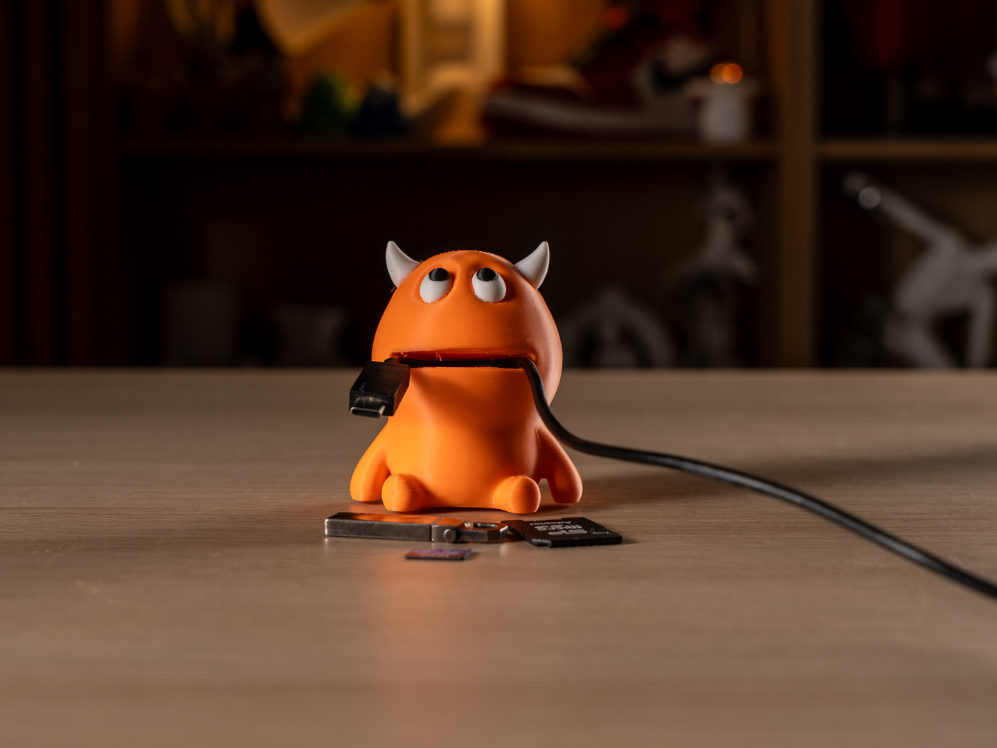 19 cable_monster_desk_helper_orange