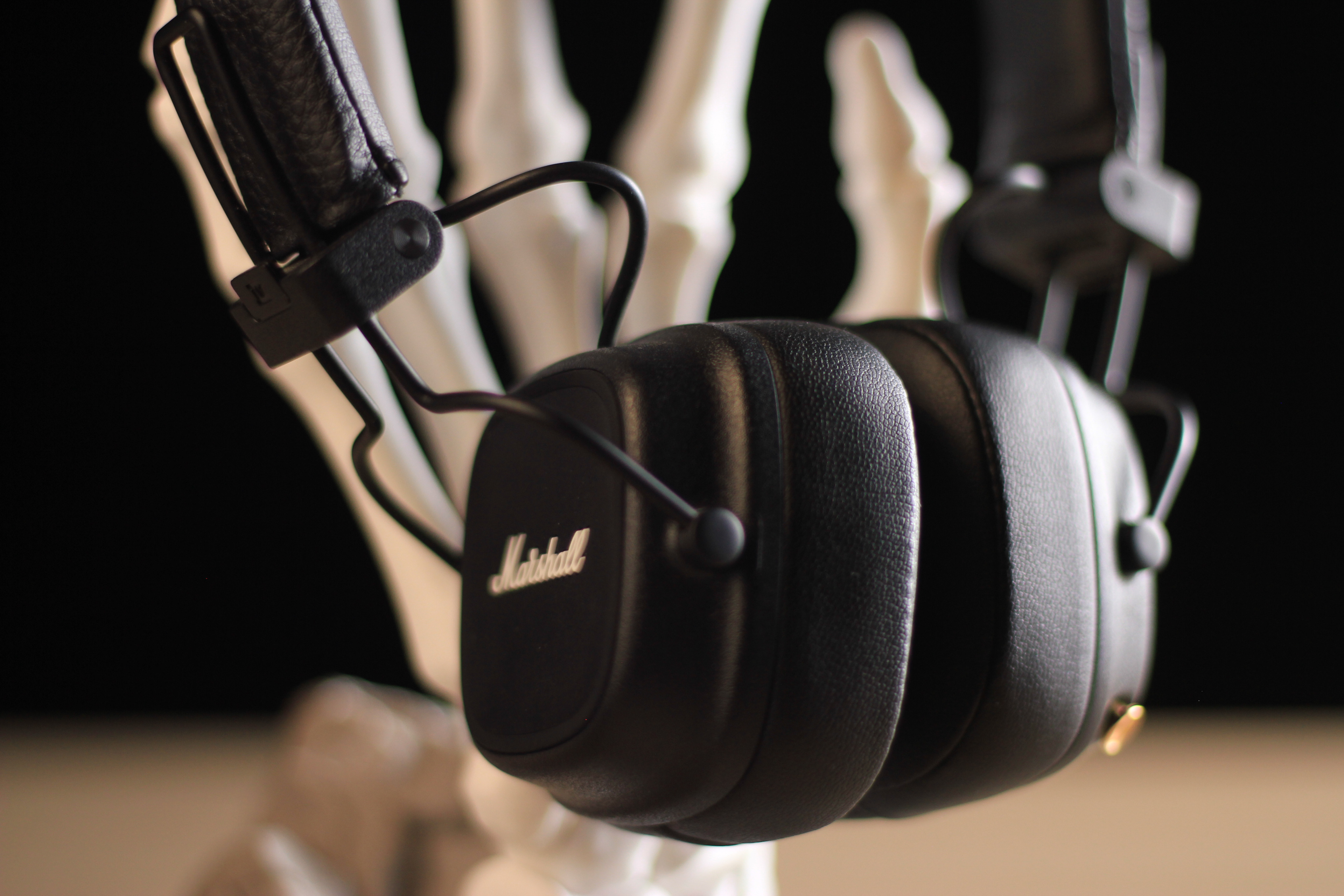 05 skeleton_hand_headphone_stand