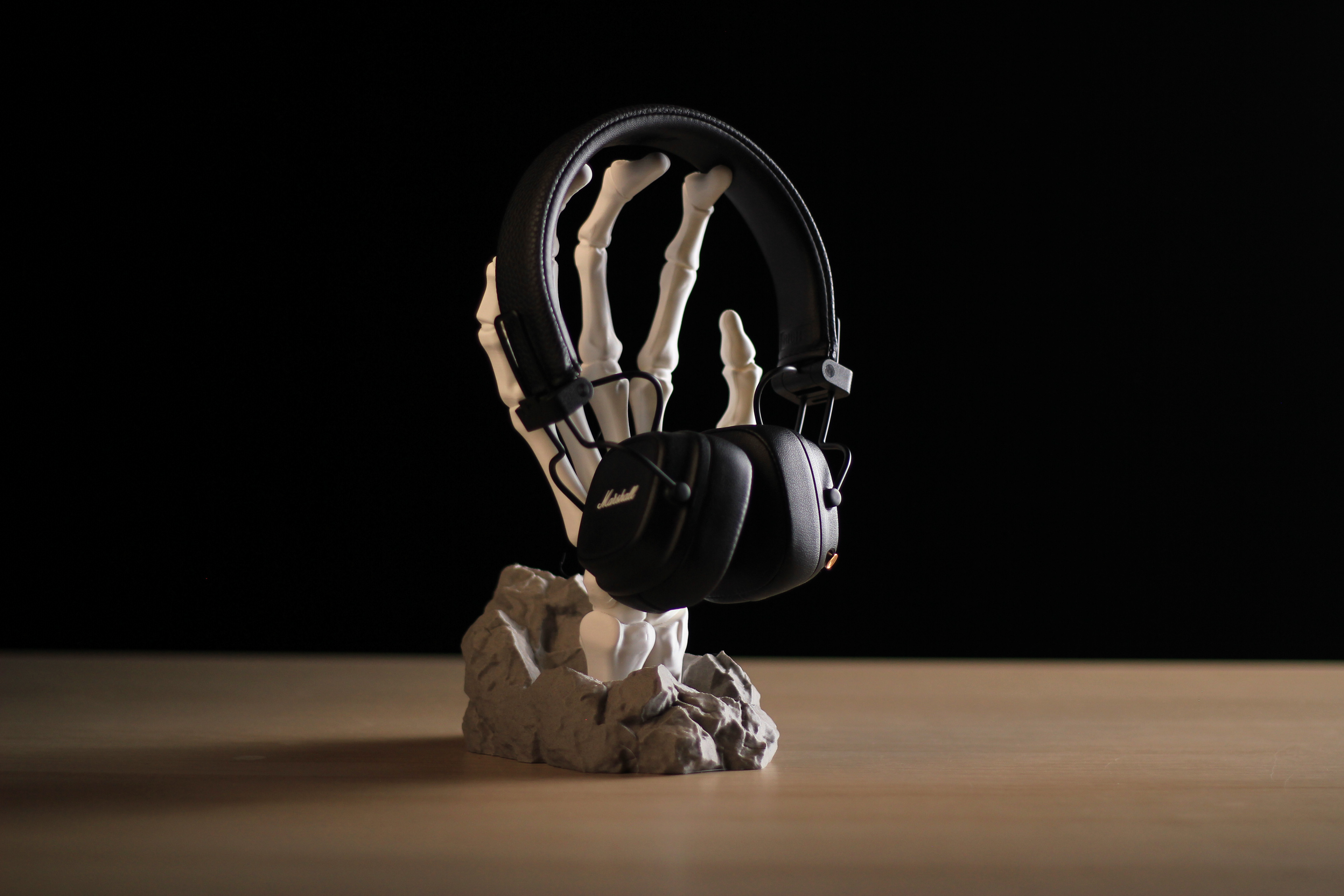 05 skeleton_hand_headphone_stand