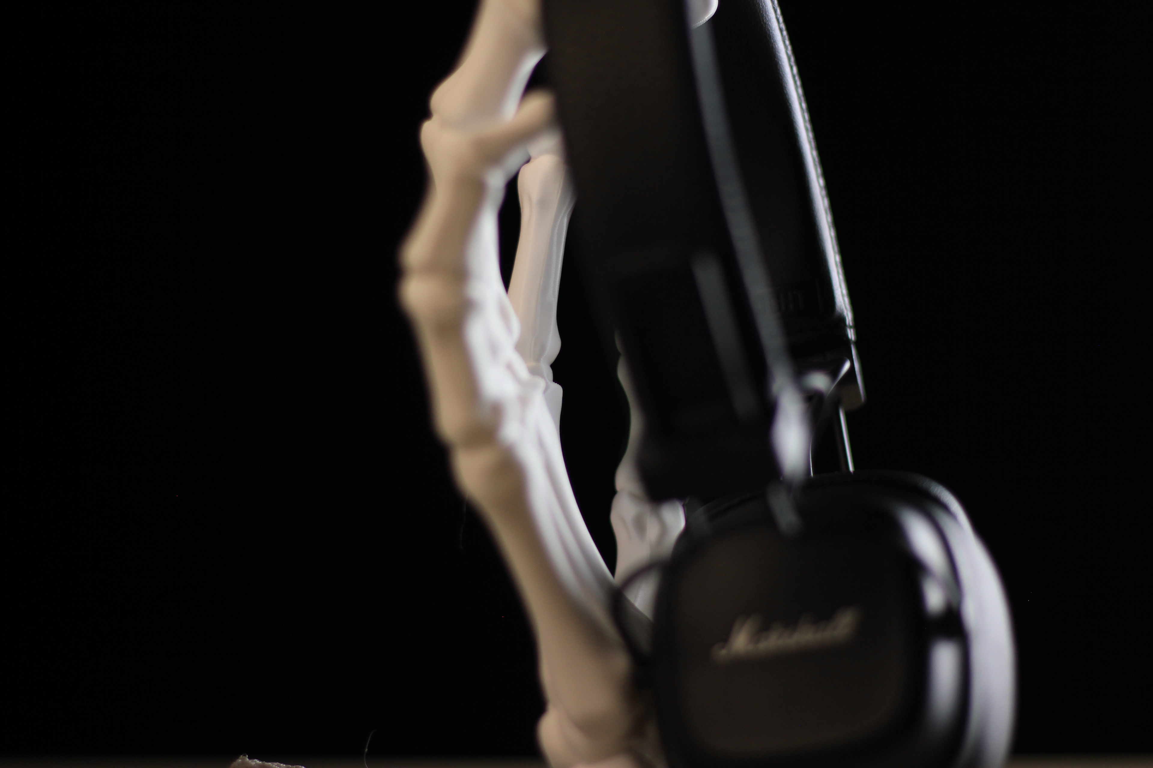 05 skeleton_hand_headphone_stand