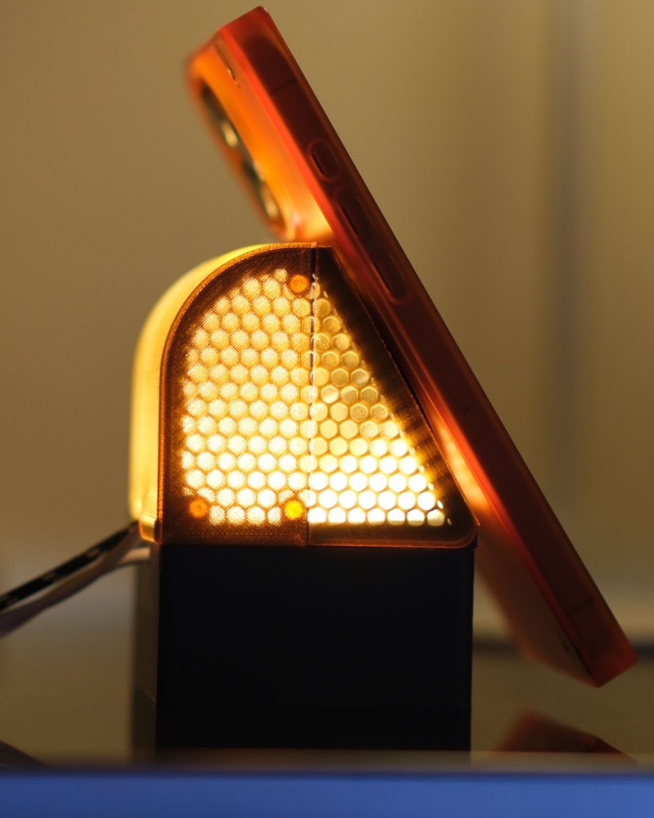 02 g3_glow_dock_translucent_imac_g3_inspired_charging_dock
