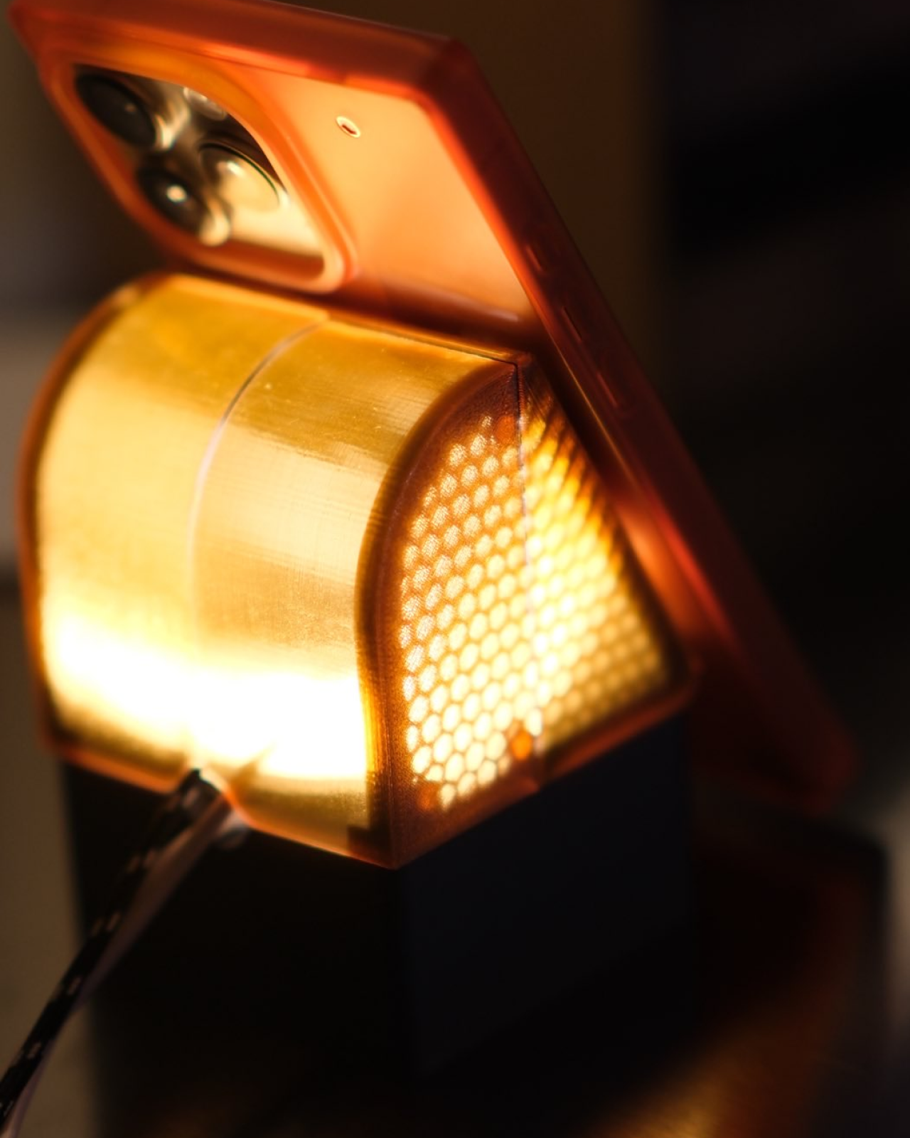 02 g3_glow_dock_translucent_imac_g3_inspired_charging_dock