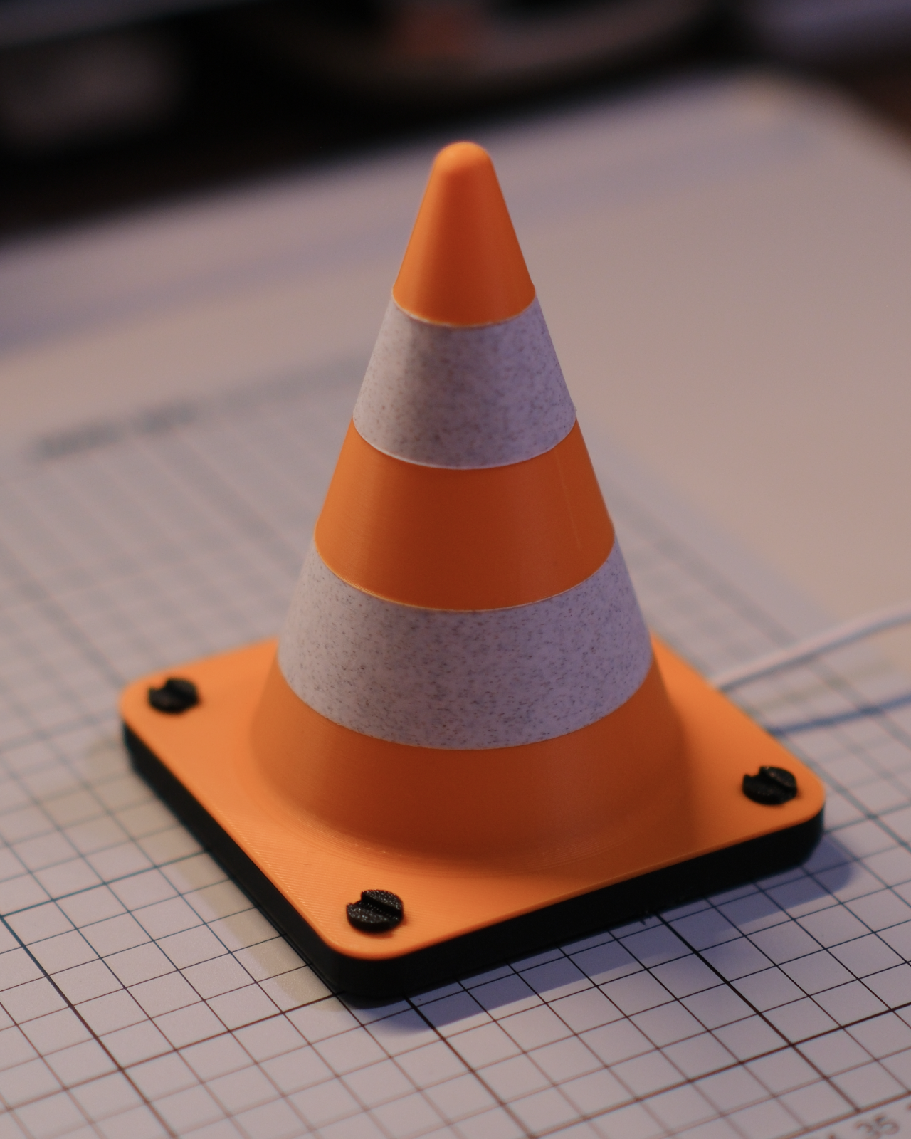 02 retro_traffic_cone_desk_light