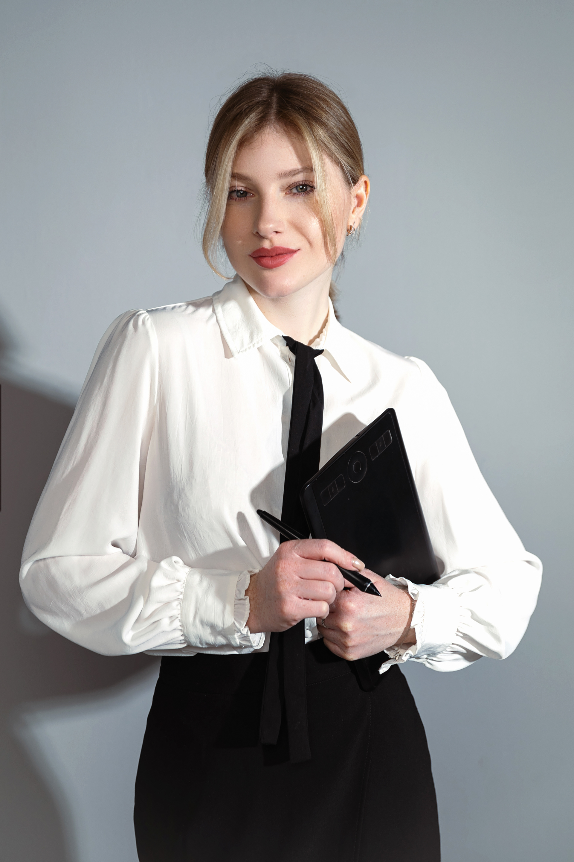 Hi! I’m Iryna Olkhova, a professional photographer with 8 years of experience. My mission is to help you feel comfortable in front of the camera and capture images that inspire admiration. I work with brands, models, couples, and families, creating photographs that convey genuine emotions.
