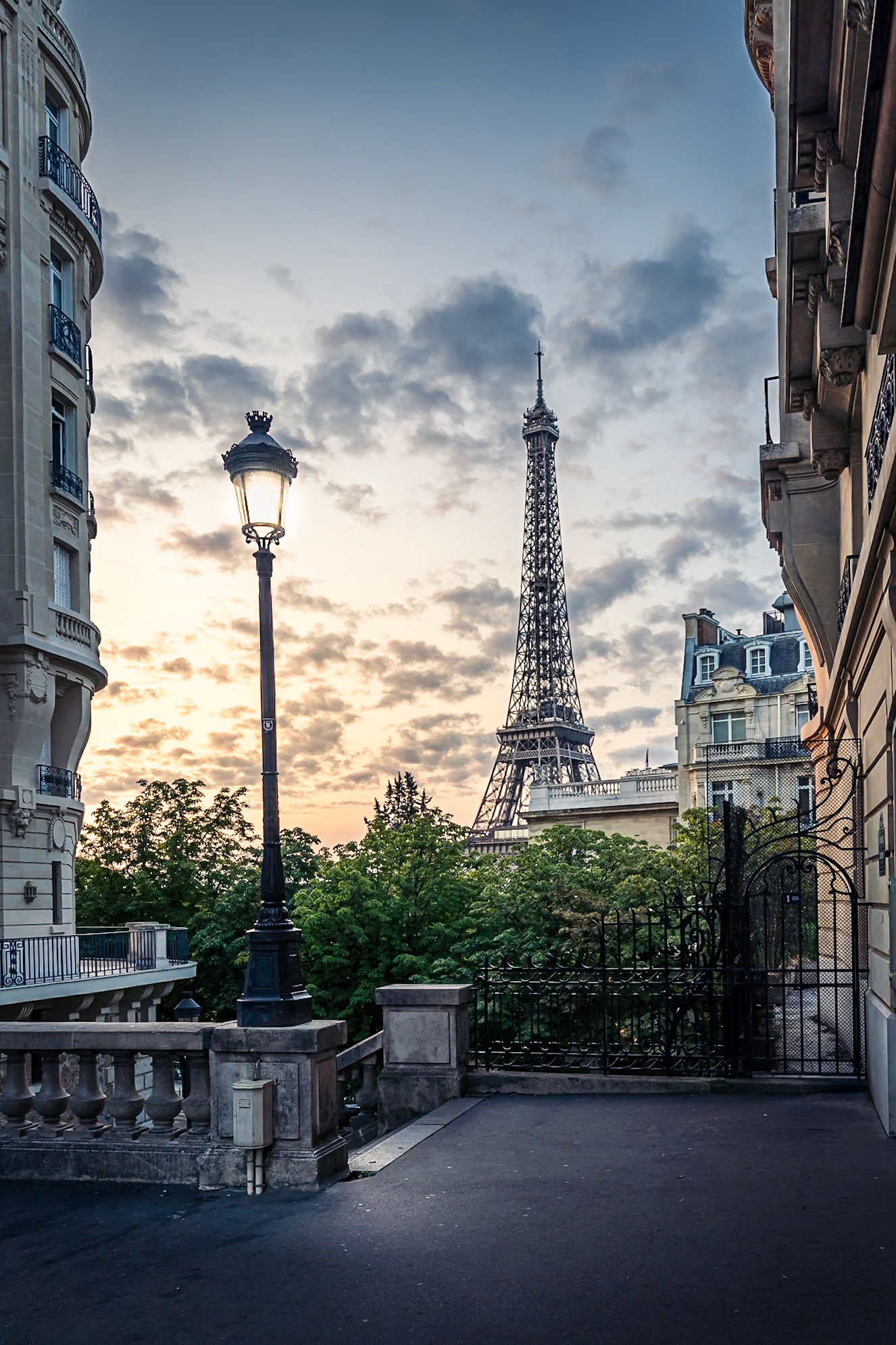 Paris - View from the Alley (3:2)