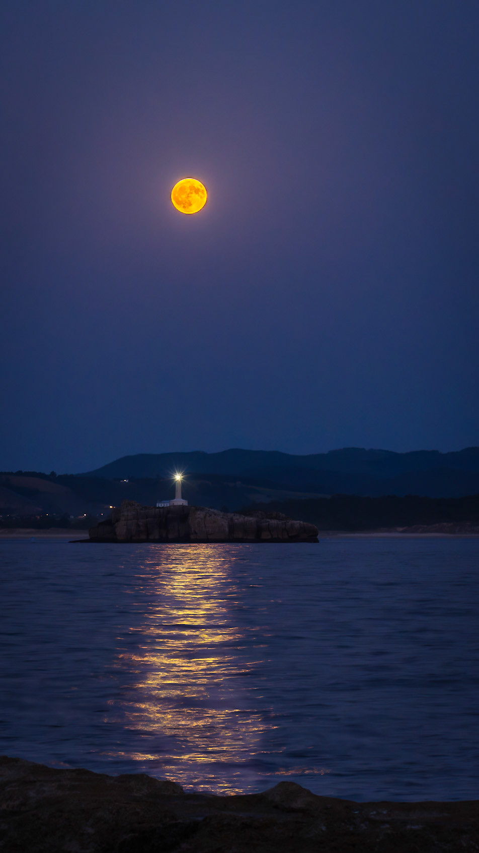 Mouro Island Lighthouse - Under the Moonlight (16:9)