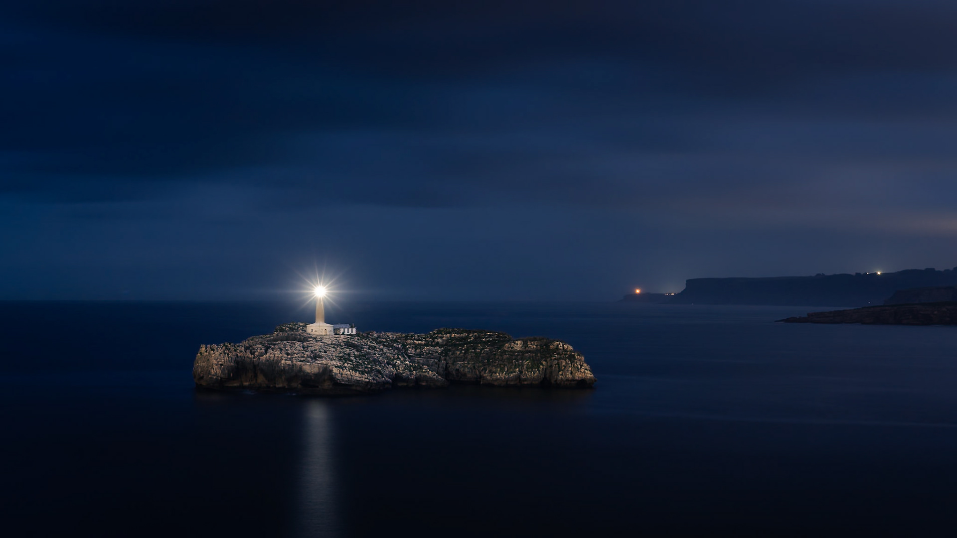 Mouro Island Lighthouse - Quiet Night (16:9)