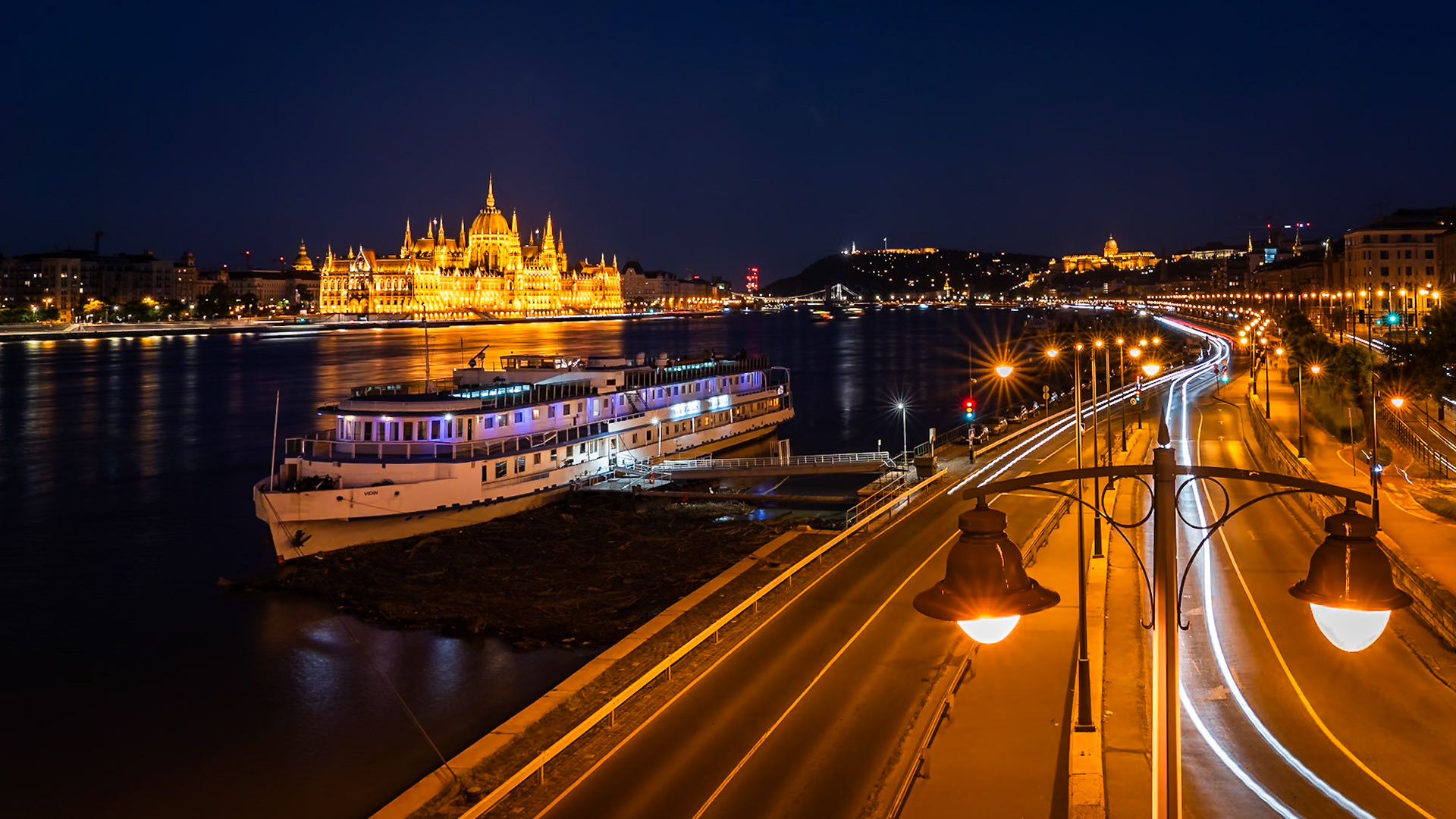 Budapest - Night Riverside Scene (16:9)