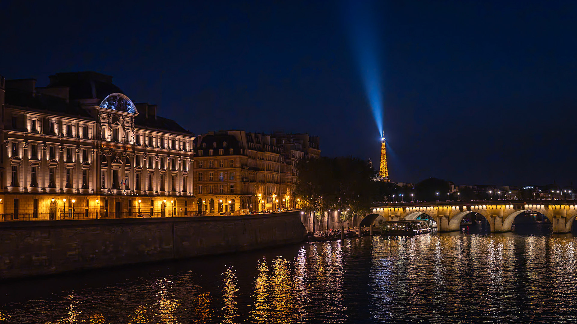 Paris - Night at the River (16:9)