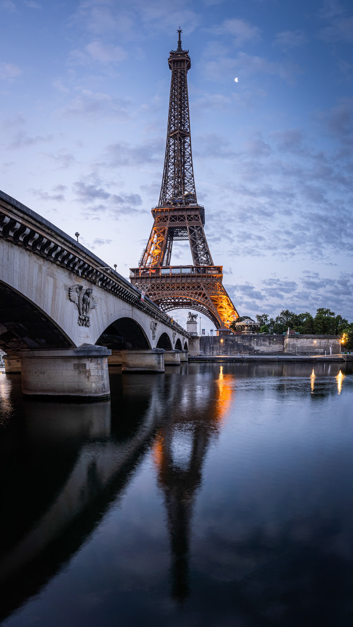 Paris - Bridge Reflection (16:9)